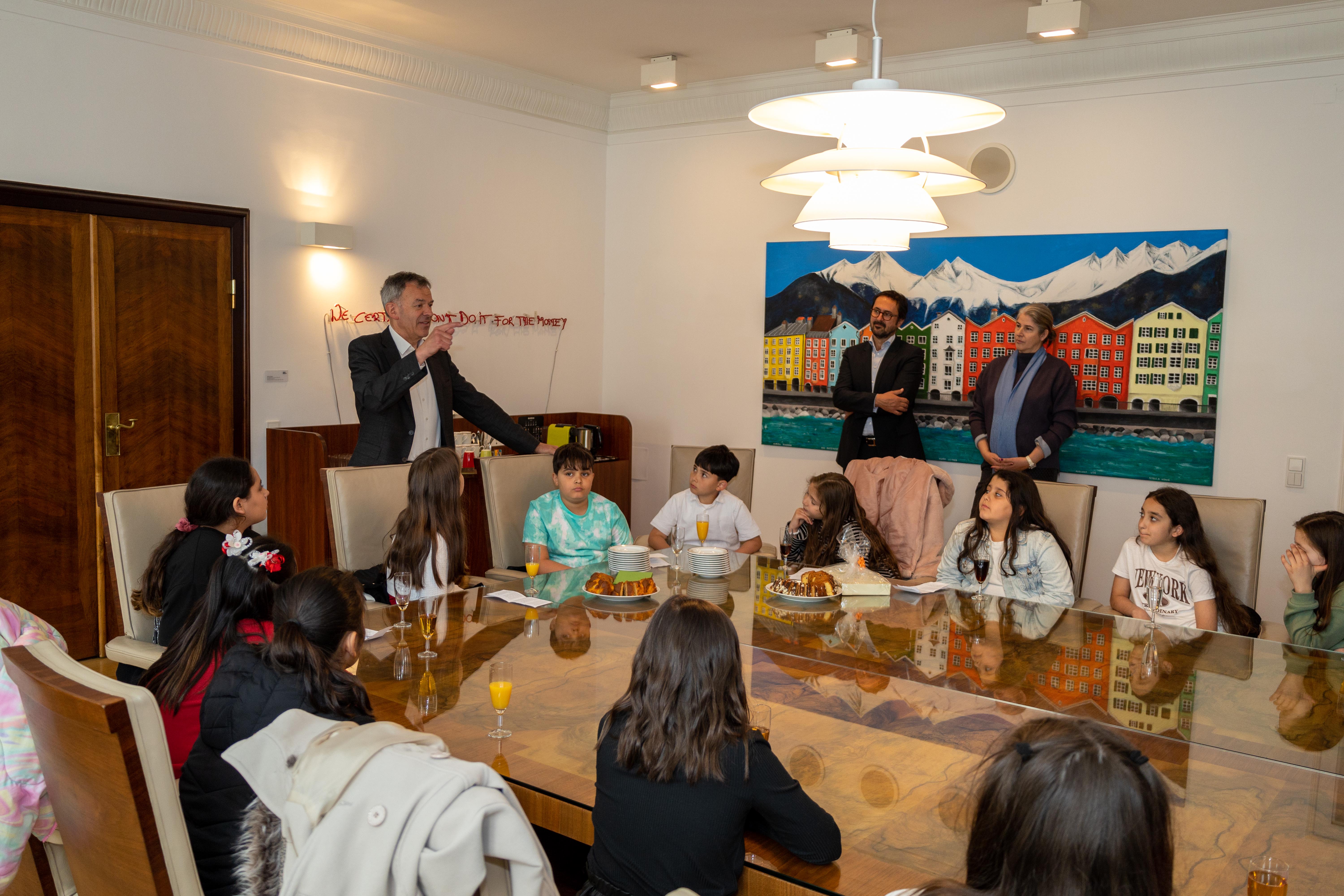 Am 23. April besuchten 15 Schülerinnen und Schüler des muttersprachlichen Türkischunterrichts aus verschiedenen städtischen Volksschulen den Bürgermeister der Stadt Innsbruck. Der Anlass ihres Besuchs war der türkische Feiertag „Nisan Çocuk Bayramı", der an diesem Tag gefeiert wird. In der Türkei wurde im Jahr 1920 der 23. April als Feiertag mit dem Namen „Tag des Kindes“ eingeführt. An diesem Tag versammelte sich erstmals die Große Nationalversammlung in Ankara, und Mustafa Kemal wurde am folgenden Tag zu ihrem Vorsitzenden gewählt. Der Begründer der Republik Türkei widmete den Kindern den 23. April unter dem Motto „Kinder von heute sind die Erwachsenen von morgen“. Die Schülerinnen und Schüler aus Innsbruck trugen ein Gedicht vor, sangen für Bürgermeister Georg Willi und hatten anschließend die Möglichkeit, das Stadtoberhaupt von Innsbruck sowie seine Aufgaben näher kennenzulernen.