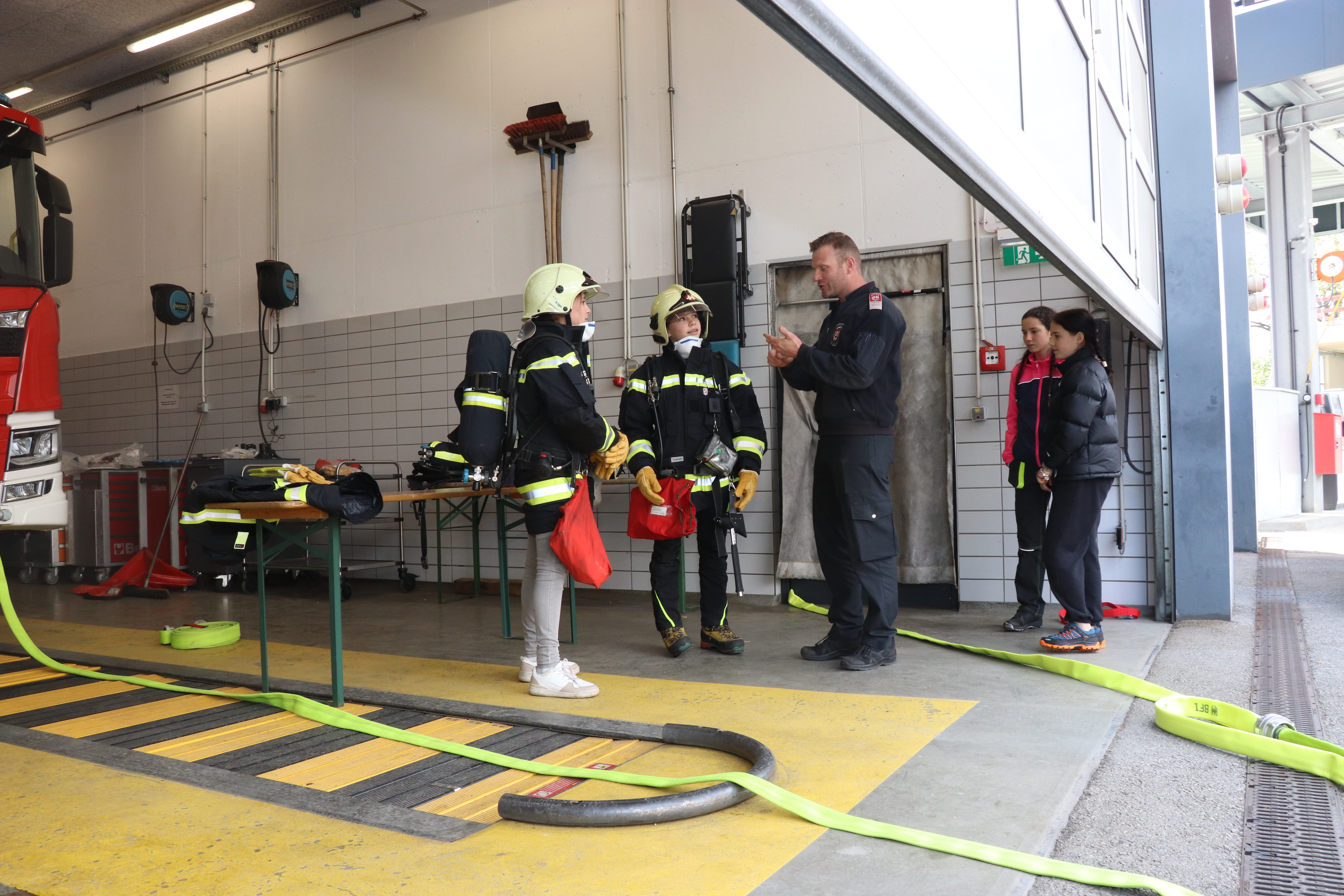 In einem verrauchten Raum bekamen die Mädchen gezeigt, unter welchen Bedingungen Feuerwehrleute bei manchen Einsätzen arbeiten.
