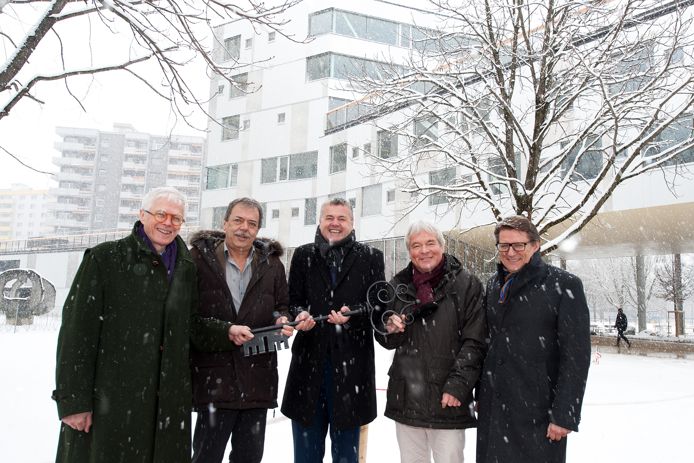 Für die älter gewordenen Menschen im Innsbrucker O-Dorf errichtete mitten in ihrer gewohnten Umgebung die Innsbrucker StadtBAU ein attraktives Wohn- und Pflegeheim. Darüber freuten sich bei der Übergabe an die Innsbrucker Sozialen Dienste (von li.): StadtBAU-Geschäftsführer Klaus Lugger , Planungsstadtrat Gerhard Fritz, ISD-Geschäftsführer Hubert Innerebner, Sozialstadtrat Ernst Pechlaner und StadtBAU-Geschäftsführer Hannes Gschwentner