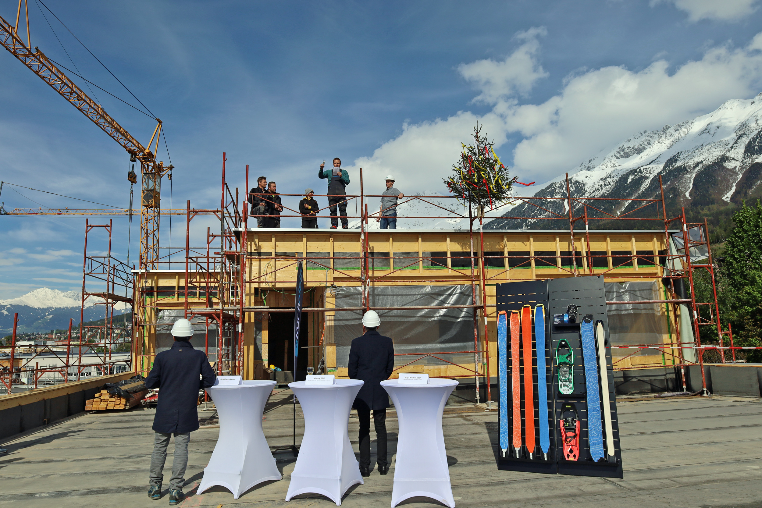 Die Taufe wurde traditionell mit dem Firstspruch auf dem Dach beschlossen.