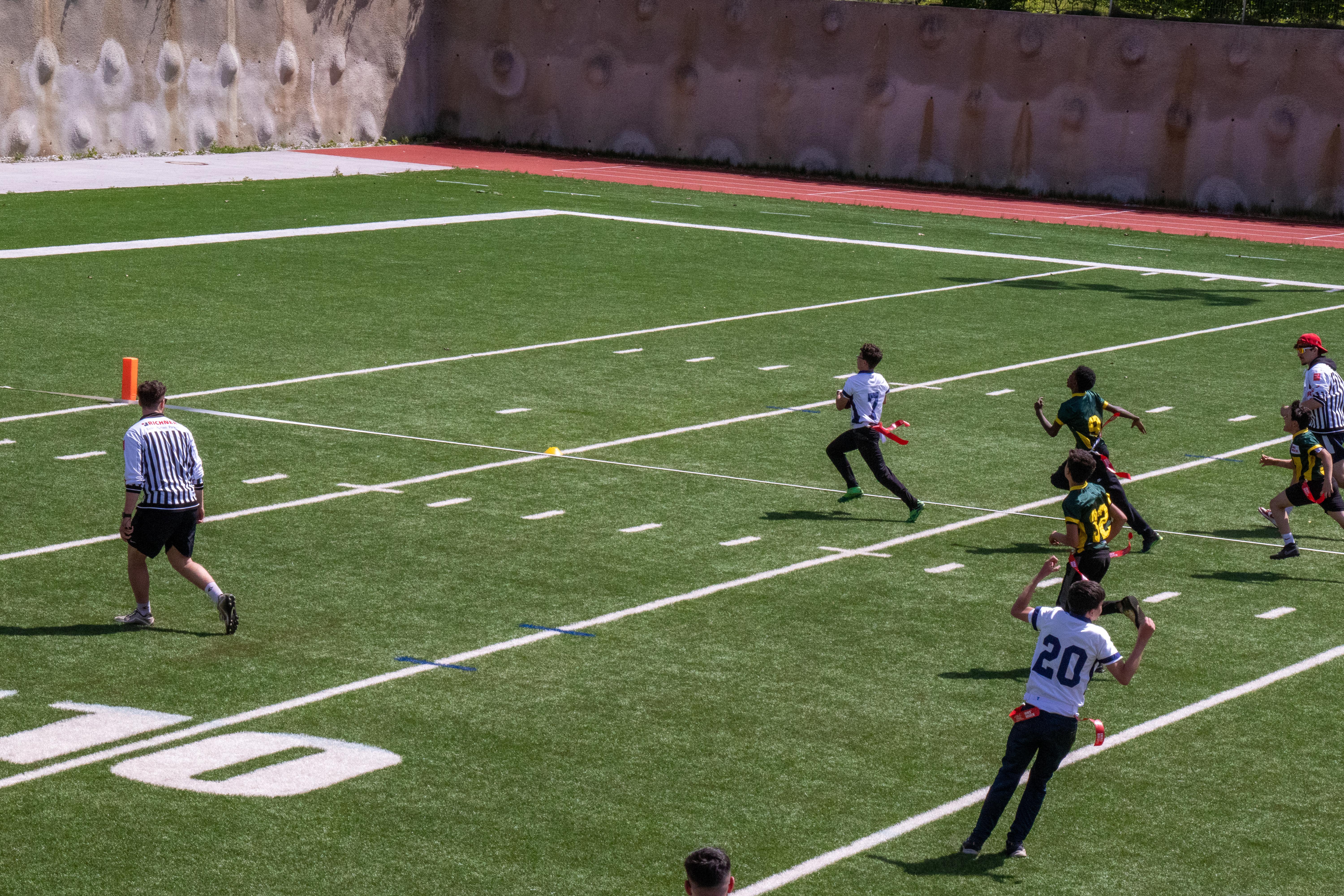 Auf und davon: Die Schüler der MS O-Dorf (weiß) setzten sich im Finale der "Altersgruppe 1./2. Klassen Burschen" gegen die MS Leopoldstraße (grün) knapp mit 13:12 durch.