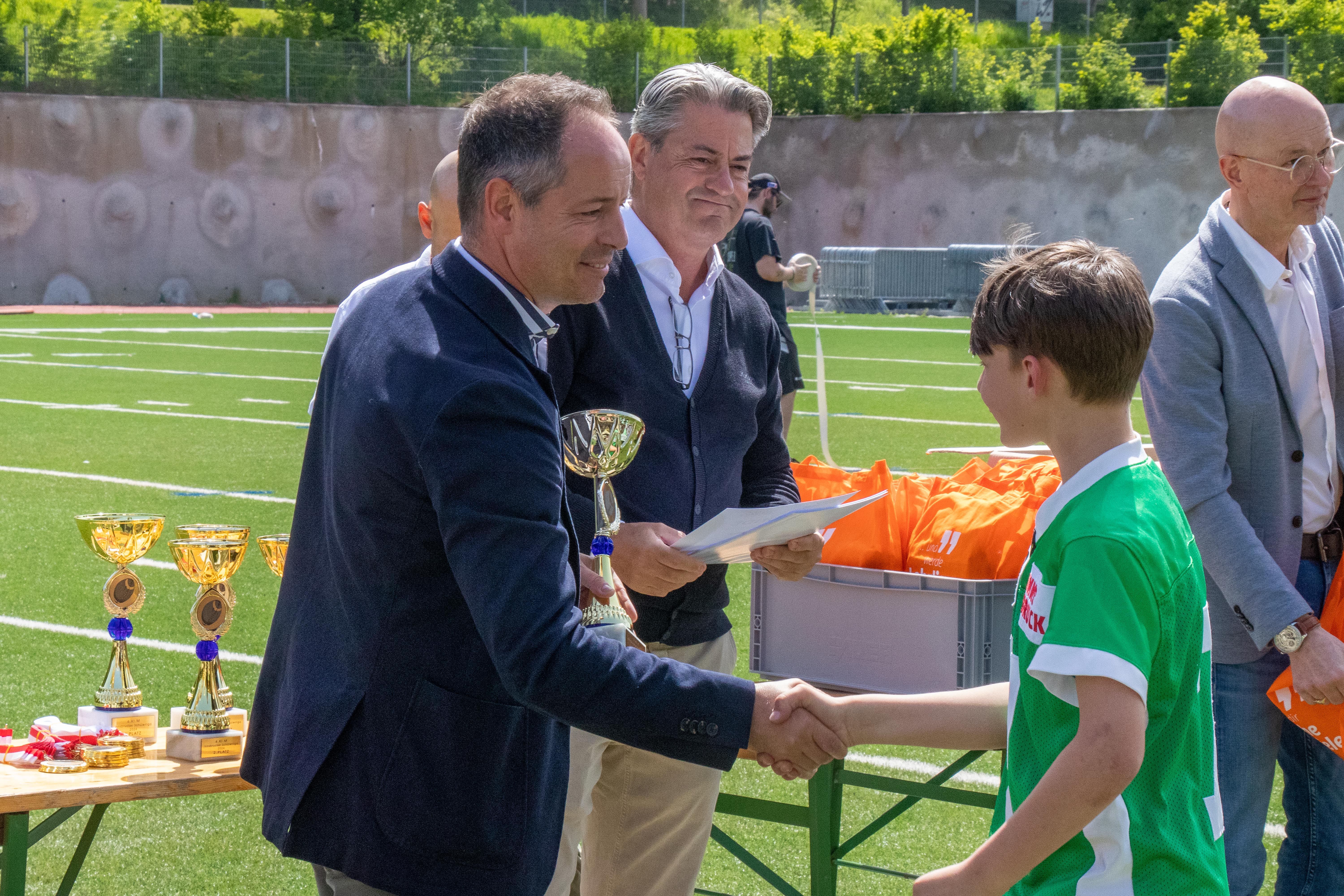 Vizebürgermeister Markus Lassenberger freute sich mit den MittelschülerInnen über eine sportlich gelungenes Event.
