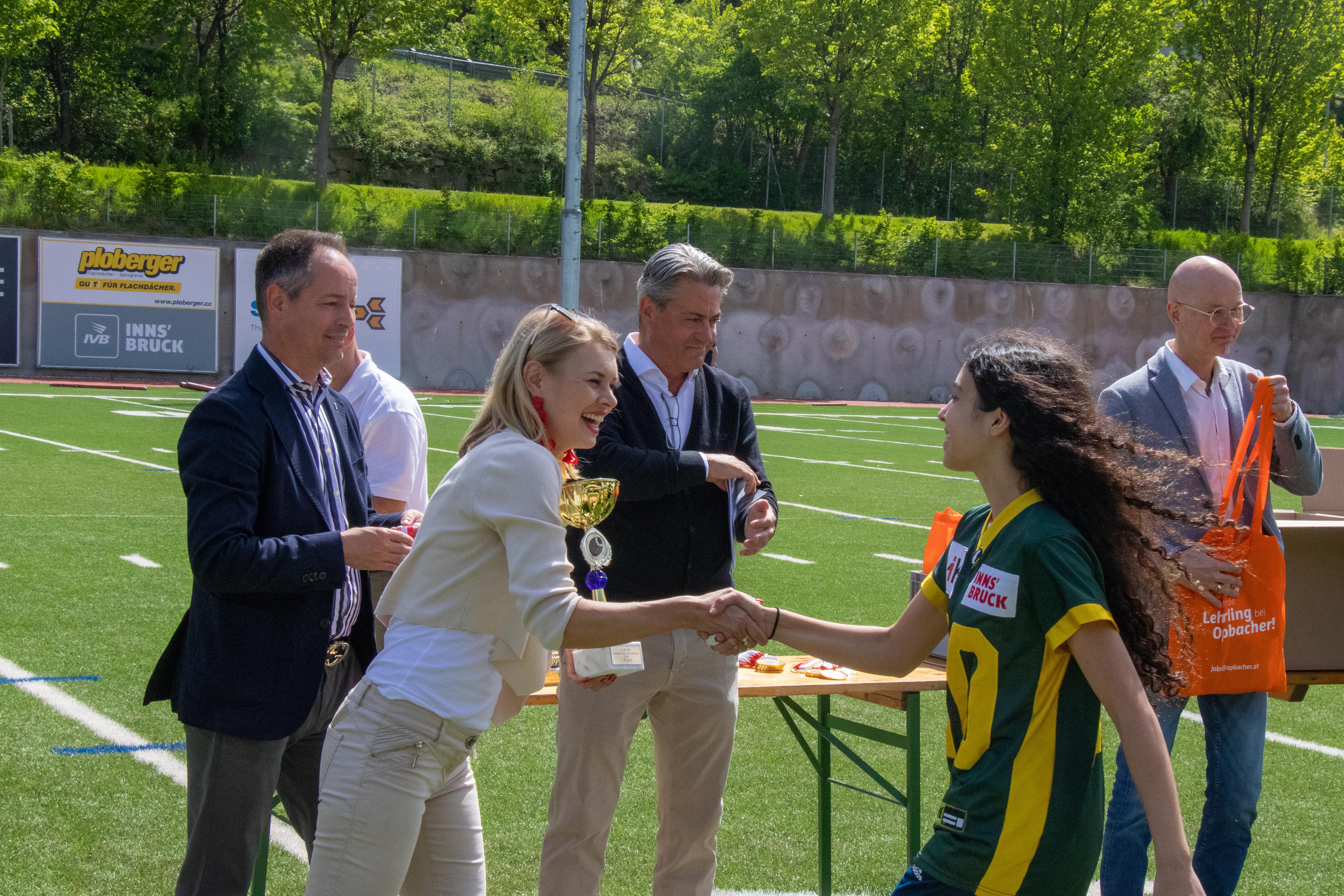 Sport- und Bildungsstadträtin Elisabeth Mayr überreichte am Spielfeld die Pokale an die Jugendlichen.