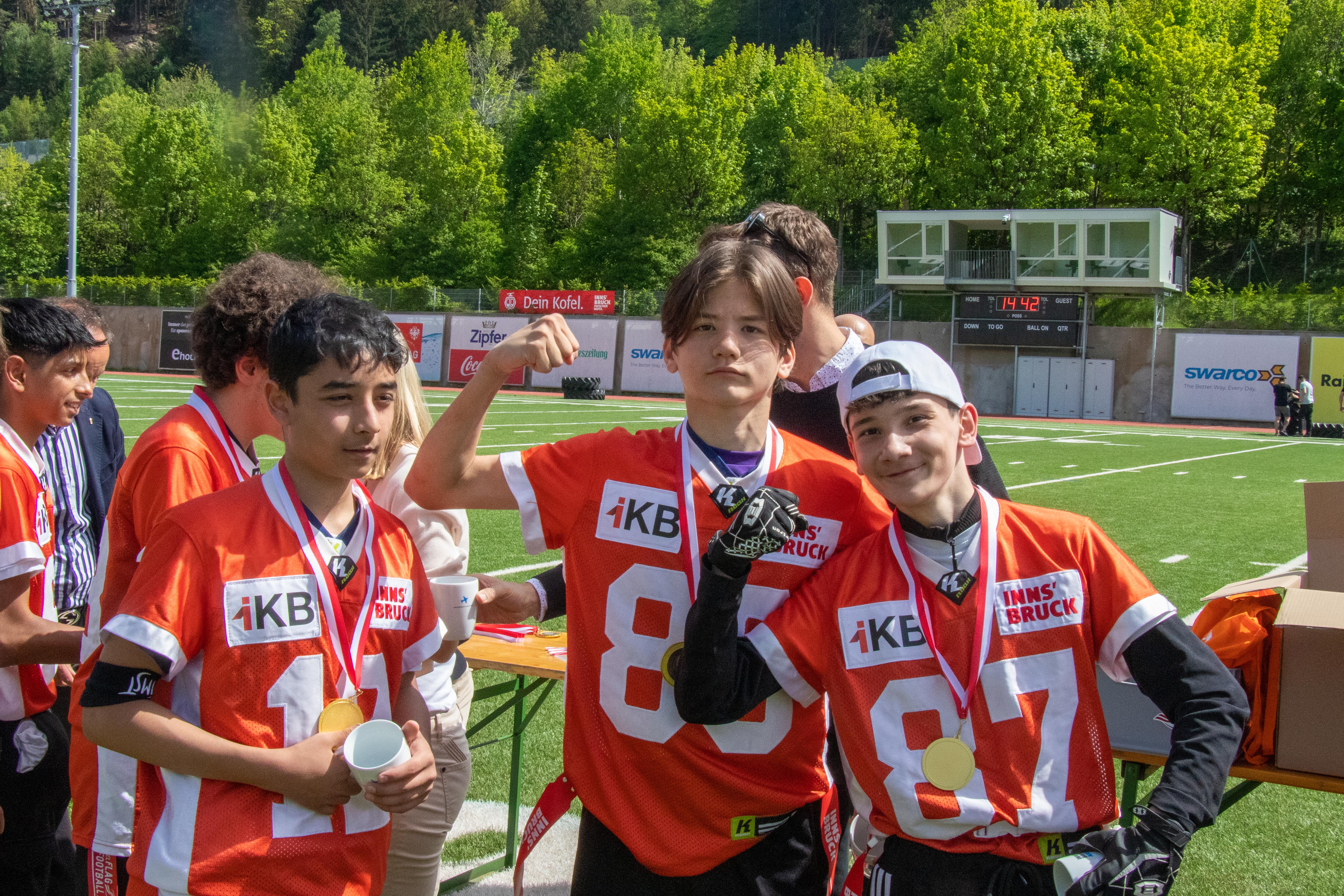 Die Schüler sind stolz auf ihre Auszeichnungen.