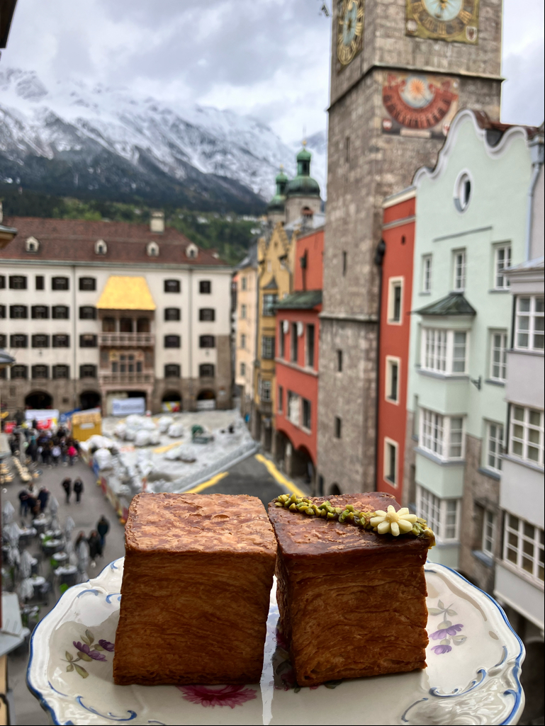 Süße Köstlichkeiten in Form von Pflastersteinen.