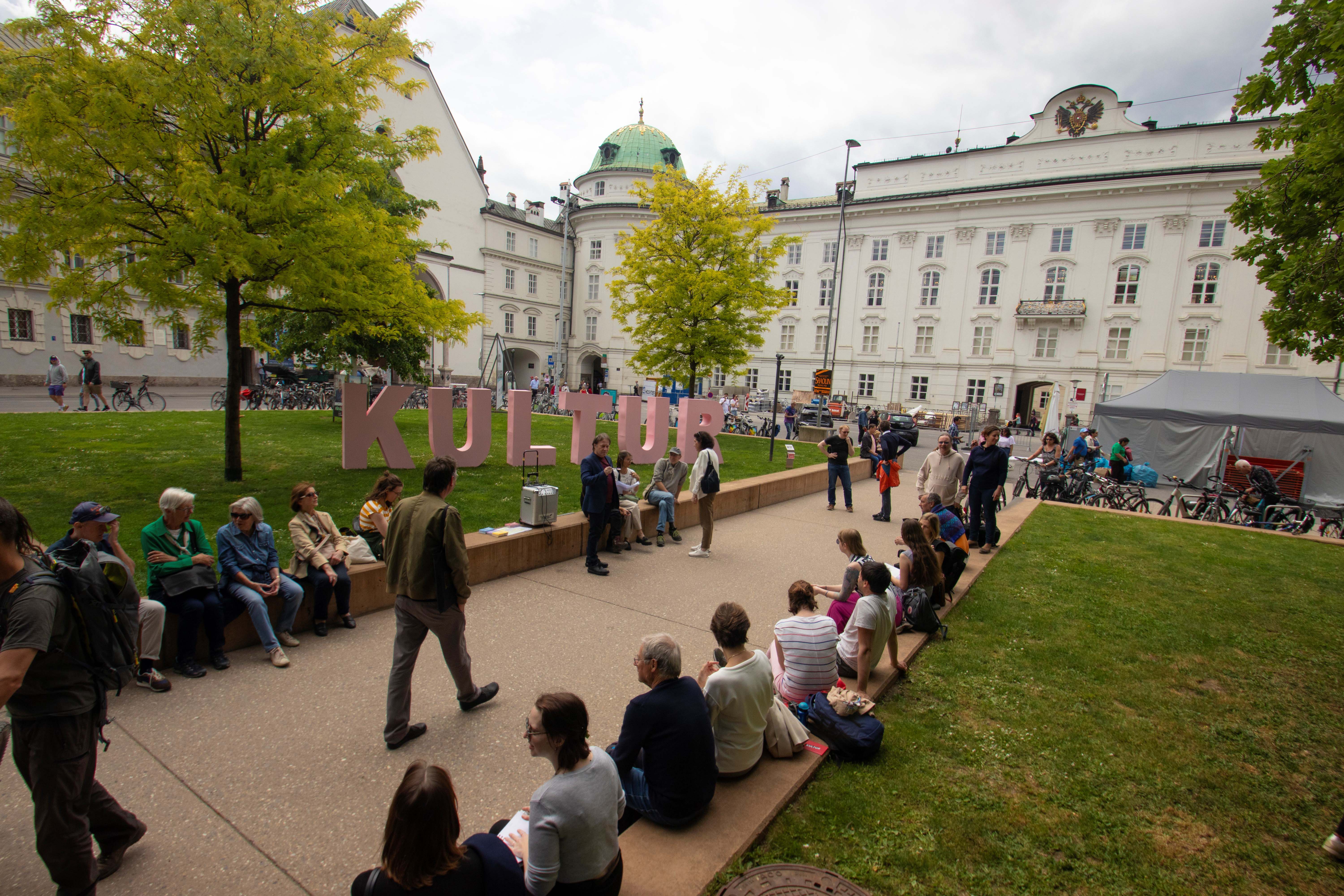 Das Wortdenkmal "Kultur" gegenüber dem Volkskunstmuseum.