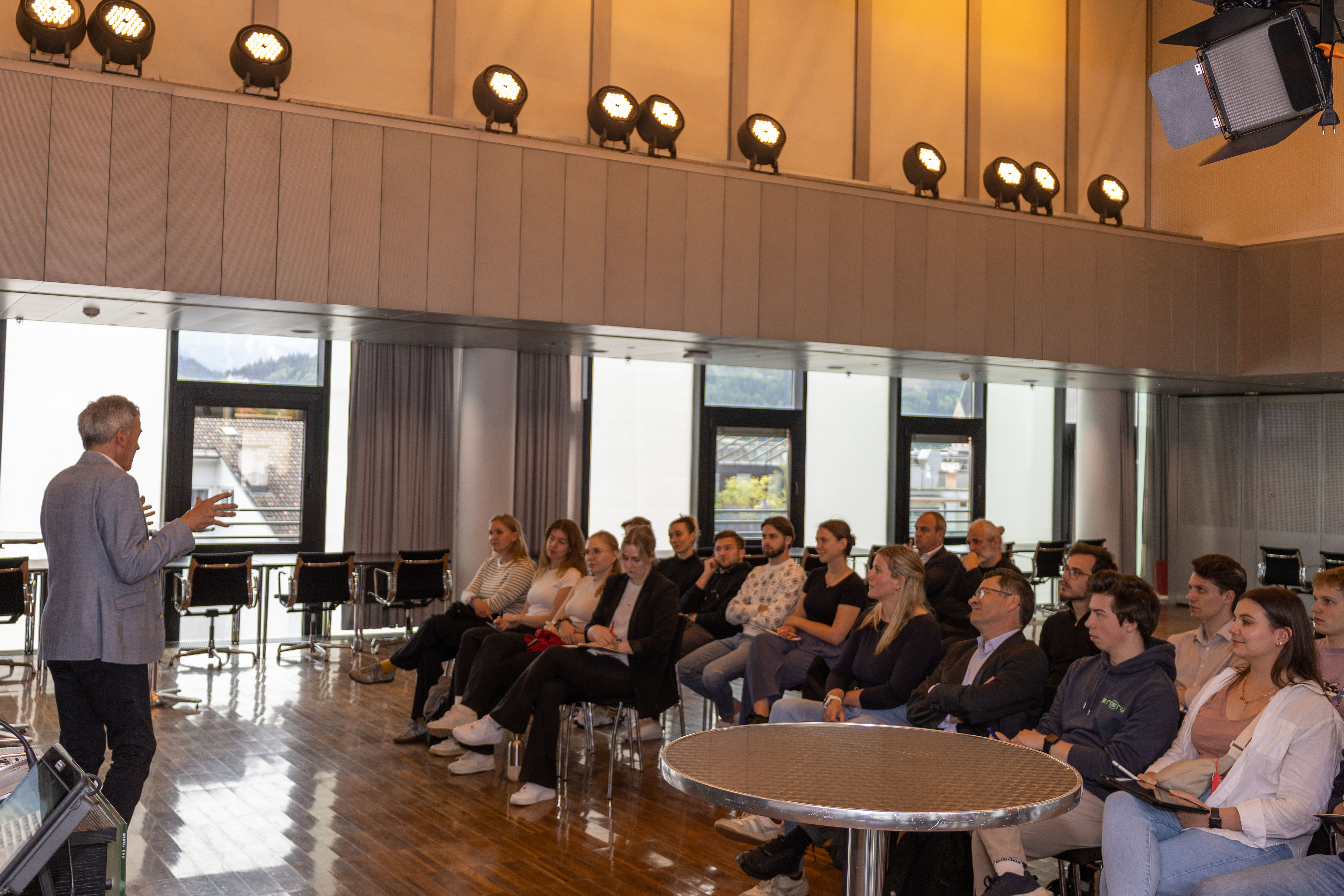 Bürgermeister Georg Willi und Magistratsdirektorin Gabriele Herlitschka empfingen Professoren und Studierende der Technischen Universität Wien im Rathaus der Tiroler Landeshauptstadt. Die Gäste erhielten einen umfassenden Einblick in die Tätigkeitsfelder des Stadtmagistrats Innsbruck. Referentin Anne Weidner (Raumplanung und Stadtentwicklung), Amtsvorstand Mathias Behmann (Stadtvermessung und Statistik) sowie Manfred Hirsch (Gebäude- und Wohnungsregister) präsentierten ihre vielseitigen Aufgabenbereiche. Dabei wurden stadtrelevante Schwerpunkte wie das Leerstands-Monitoring, Zahlen und Fakten aus dem Statistikwesen, die Nachverdichtung bestehender Wohnobjekte, Raumordnungskonzepte sowie die Schaffung von qualitativem und leistbaren Wohnraum diskutiert.