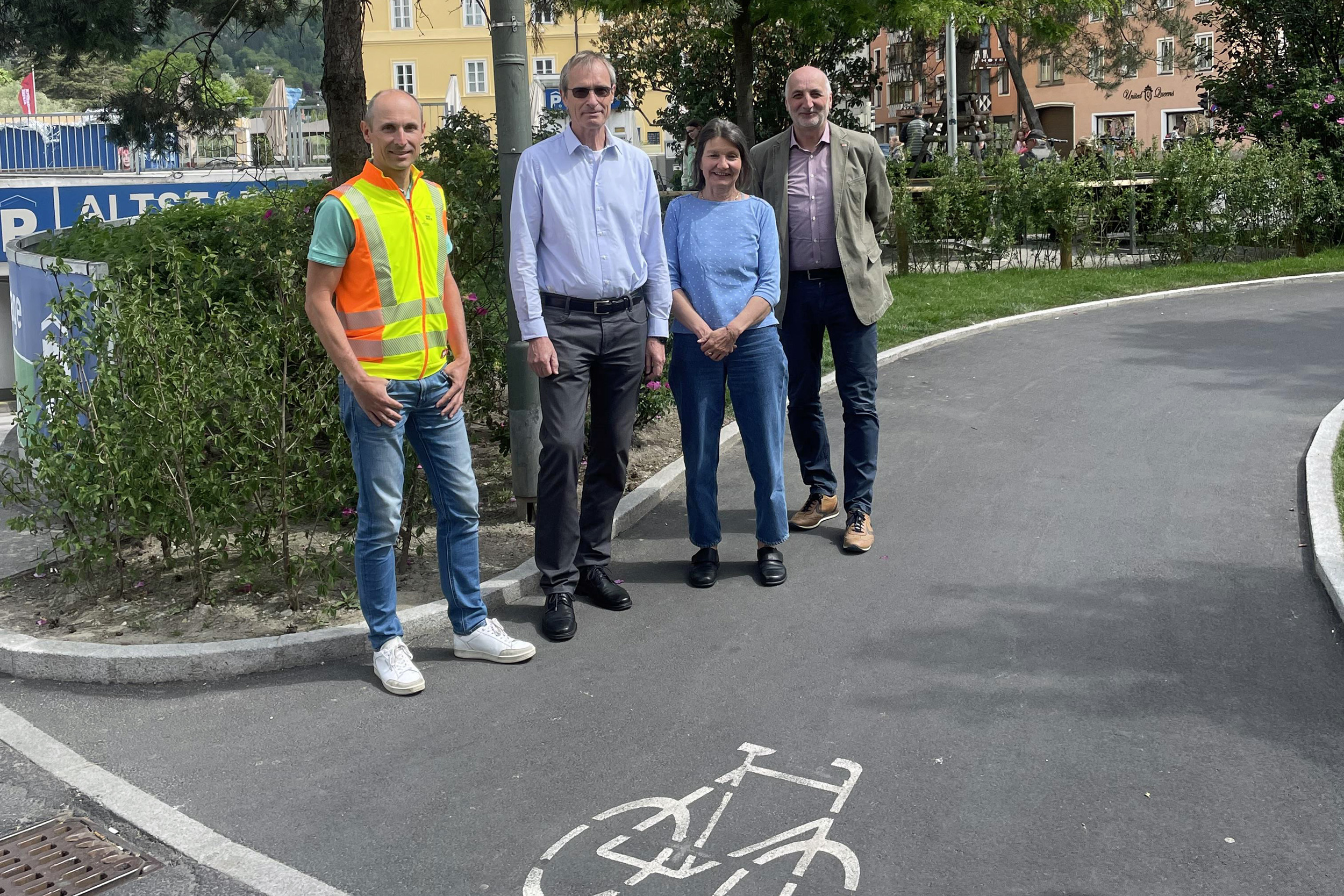 (v.l.): Christian Müller (Referent für Tiefbau – Planung), Michael Kaufmann (Referent für Verkehrslichtanlagen), Stadträtin Uschi Schwarzl und Christian Schoder (Fuß- und Rad-Koordinator).