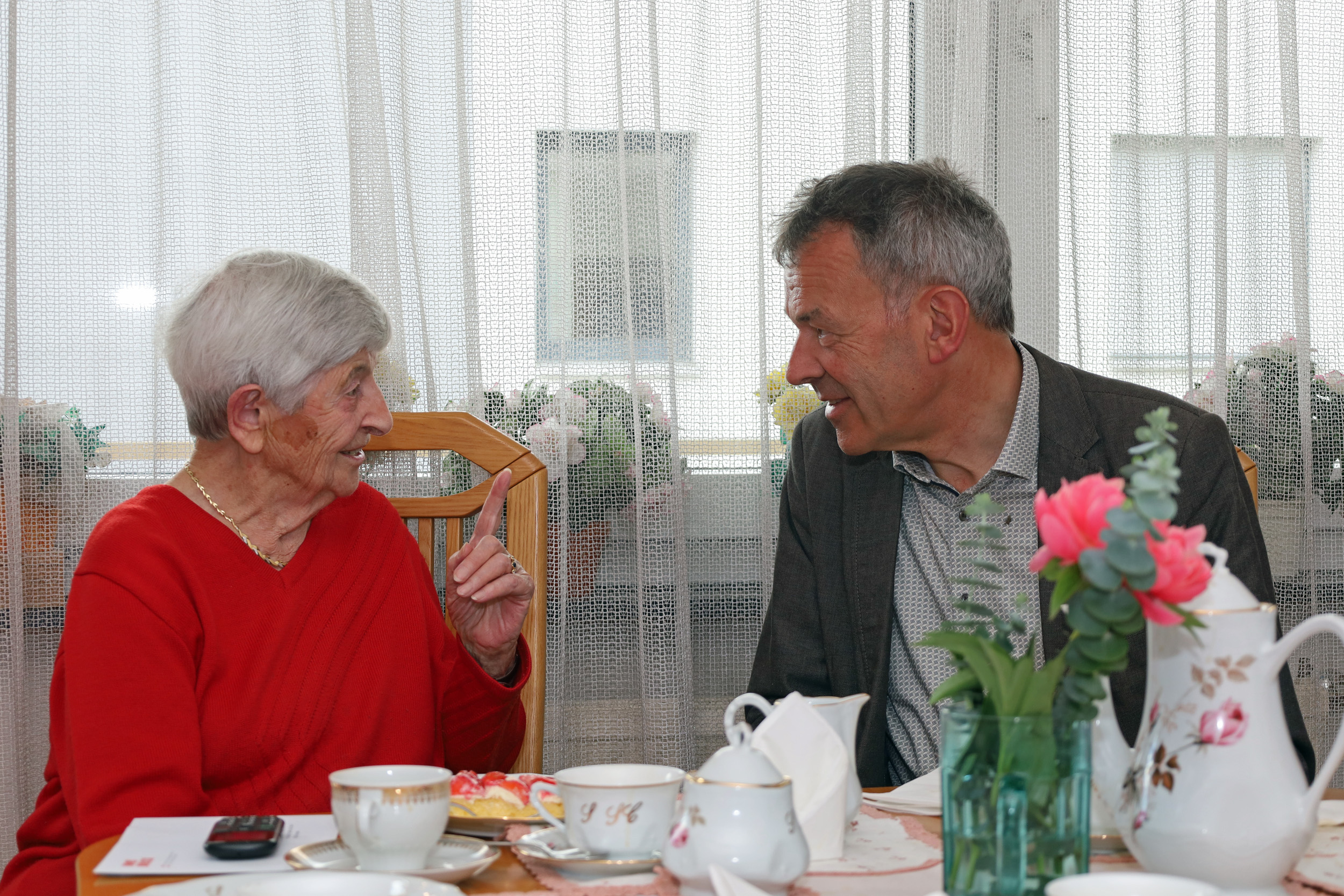 Bei Kaffee und Kuchen erzählte Sophie Schipflinger Bürgermeister Georg Willi aus ihrem Leben und ihrer Arbeit beim Magistrat.