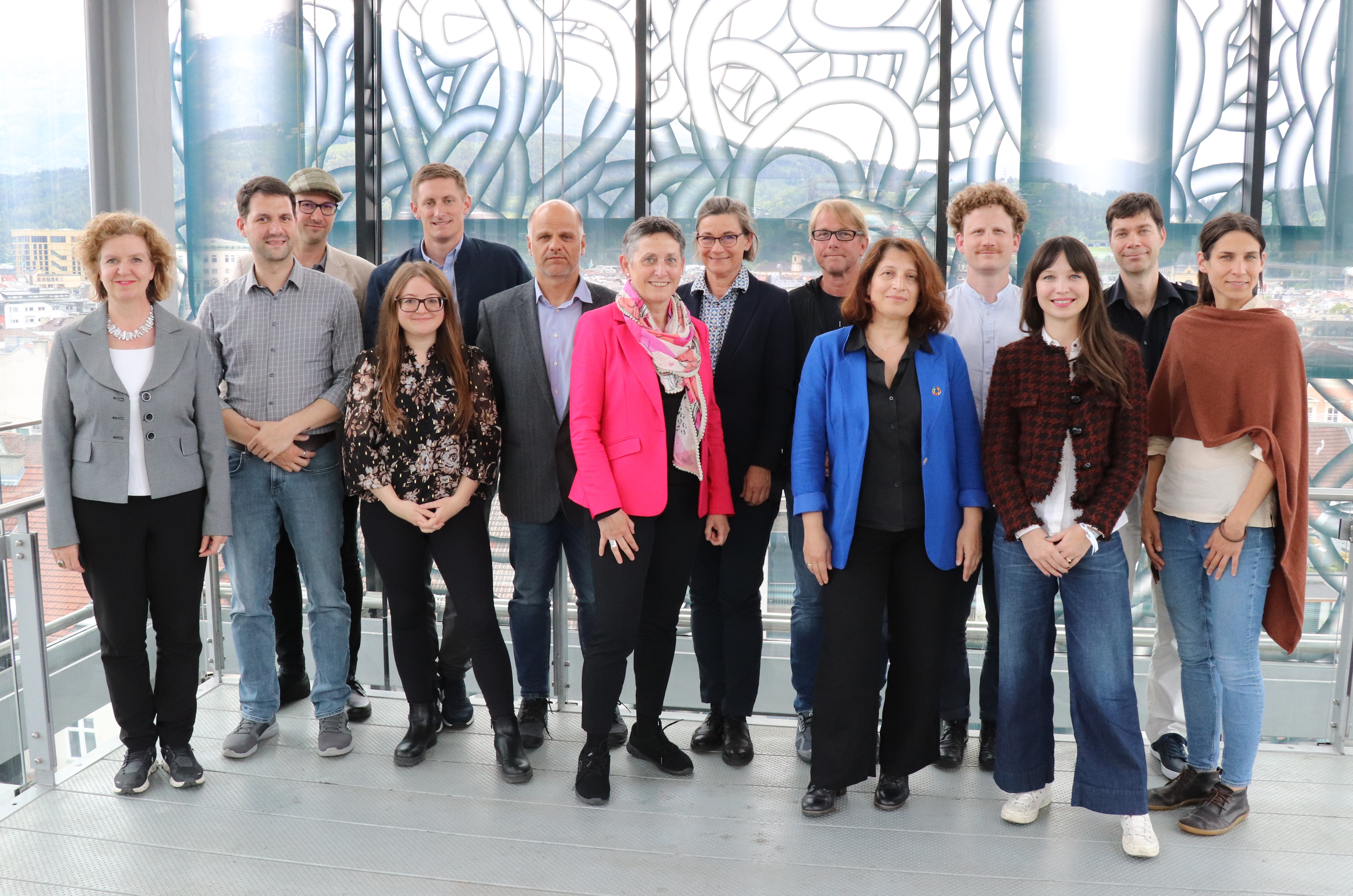 Das städtische Amt Bau- und Feuerpolizei und das Referat Gebäude- und Wohnungsregister haben im Zuge eines Städteaustausches sowohl auf politischer Ebene als auch auf Verwaltungsebene eine Delegation aus Graz nach Innsbruck eingeladen und sich zu den Themen Vermessung (Geocodierung, Adressvergabe), Meldewesen, Statistik (Leerstandsmonitoring), Gemeindeabgabenvorschreibung (Leerstand), Verwaltungsstrafen (Kurzzeitvermietung), Gebäude- und Wohnungsregister (Nutzung des GWR in der Verwaltung) ausgetauscht. Stadträtin Janine Bex (r.) und Magistratsdirektorin Gabriele Herlitschka begrüßten die Delegation im Rathaus, die von Manfred Hirsch (Referent Gebäude- und Wohnungsregister) empfangen wurde. Aus Graz waren unter anderem dabei: Referent Philipp Hense-Lintschnig (politisches Büro Bürgermeisterin Stellvertreterin Judith Schwentner), Amtsvorständin Elke Achleitner (Stadtvermessung),
Bereichsleiterin Jennifer Matijak (AGWR) sowie die politischen Verterterinnen Zeynep Aygan-Romaner, Alexandra Würz-Stalder und Anna Robosch.