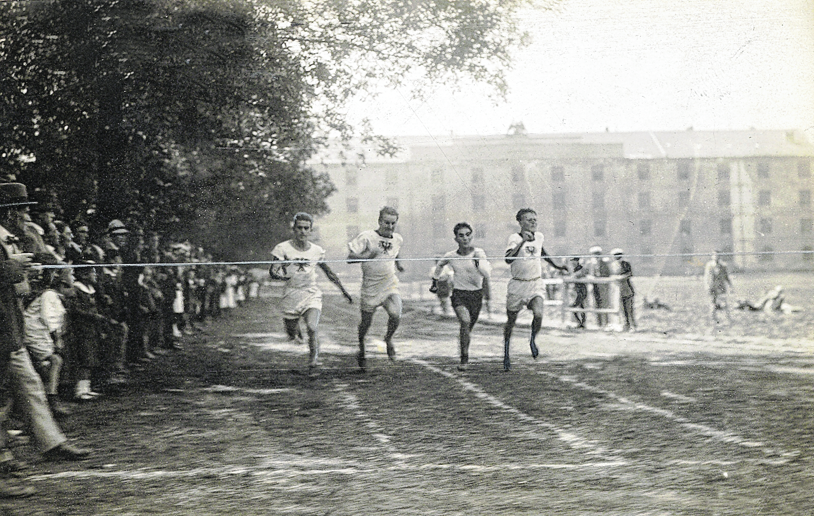 Zieleinlauf bei der Tiroler Meisterschaft 1921 im 100-Meter-Lauf. Die Sportanlage befand sich im Hof der Klosterkaserne, später Fennerkaserne. Heute befinden sich die SOWI-Gebäude auf dem Gelände.