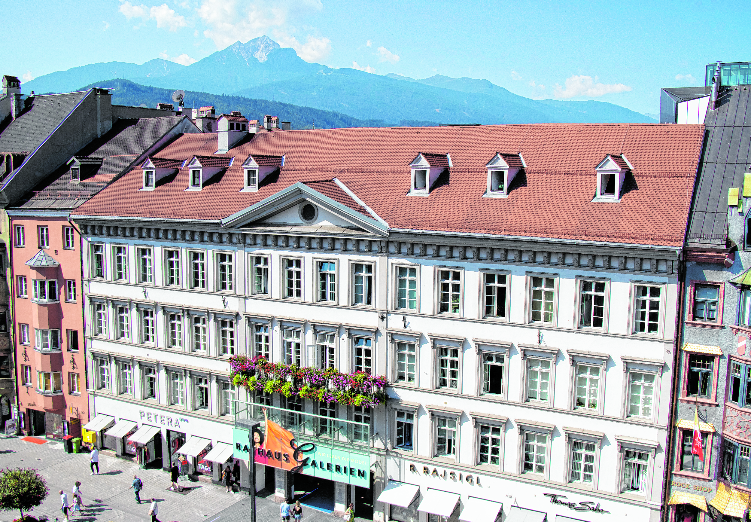 Durch eine demokratische Wahl werden nicht nur sprichwörtlich die Spielkarten, sondern auch Büroräumlichkeiten neu verteilt. Davon sind 38 politische Büros in zwei Gebäuden, allein 35 davon im Rathaus, betroffen.