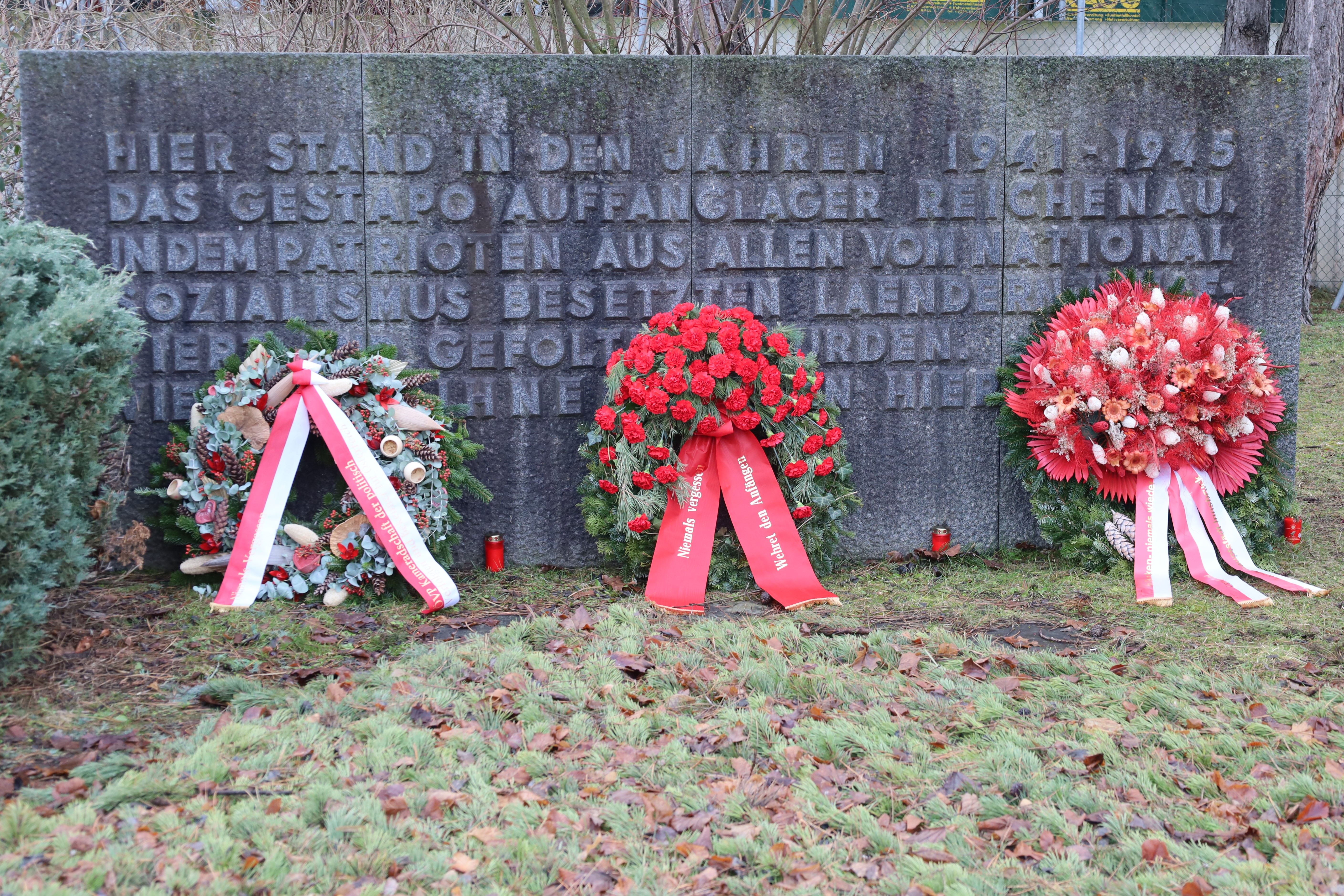 Seit 1972 markiert ein Gedenkstein den ehemaligen Standort des "Arbeitserziehungslagers Reichenau".