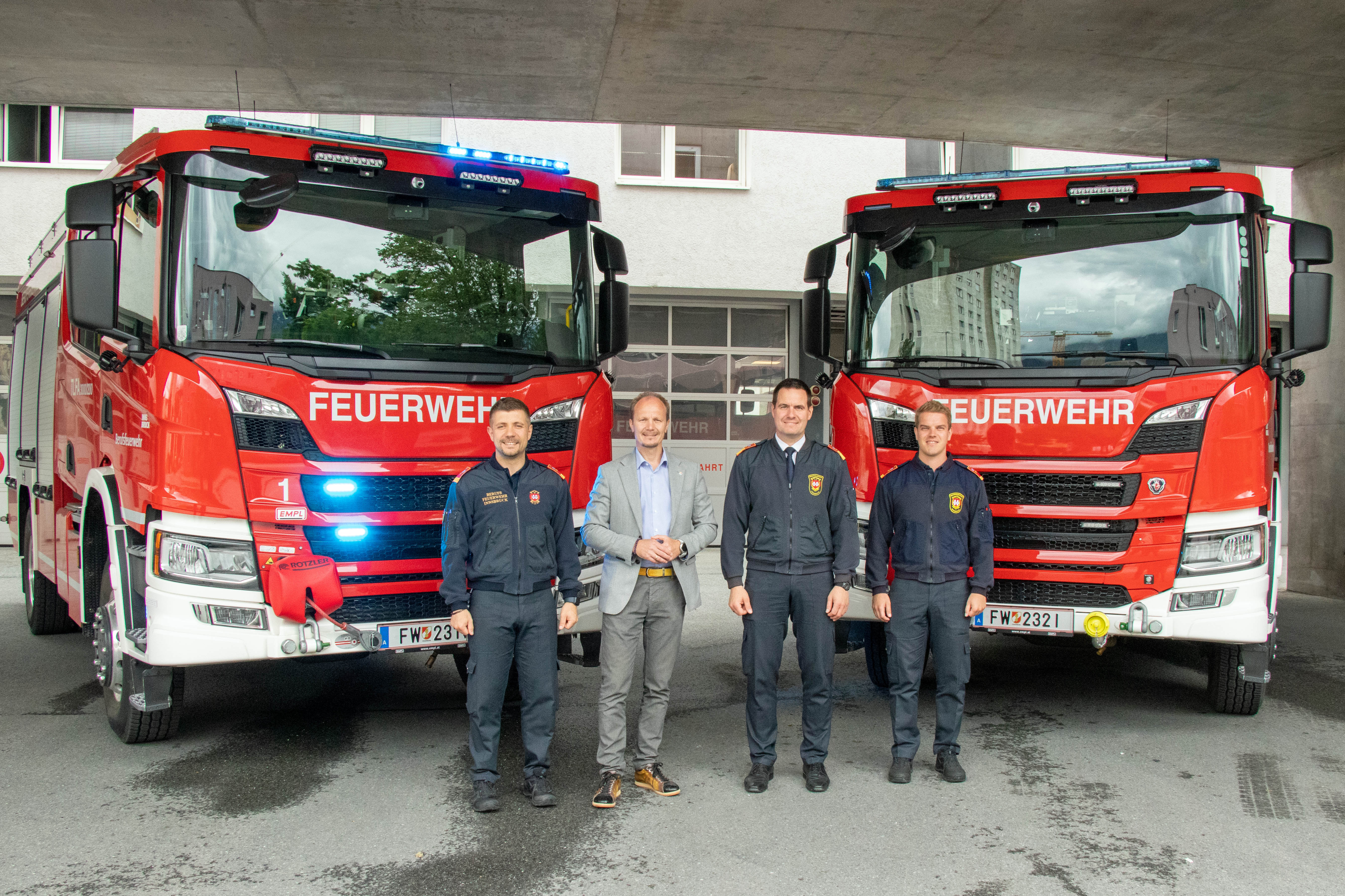 Die Berufsfeuerwehr darf sich über zwei neue Einsatzfahrzeuge freuen: v.l.: Maro Eller (Fachoffizier Fuhrpark), Bürgermeister Johannes Anzengruber, Branddirektor Helmut Hager und Referent Manuel Schieferle (Berufsfeuerwehr – Einsatzbetrieb).