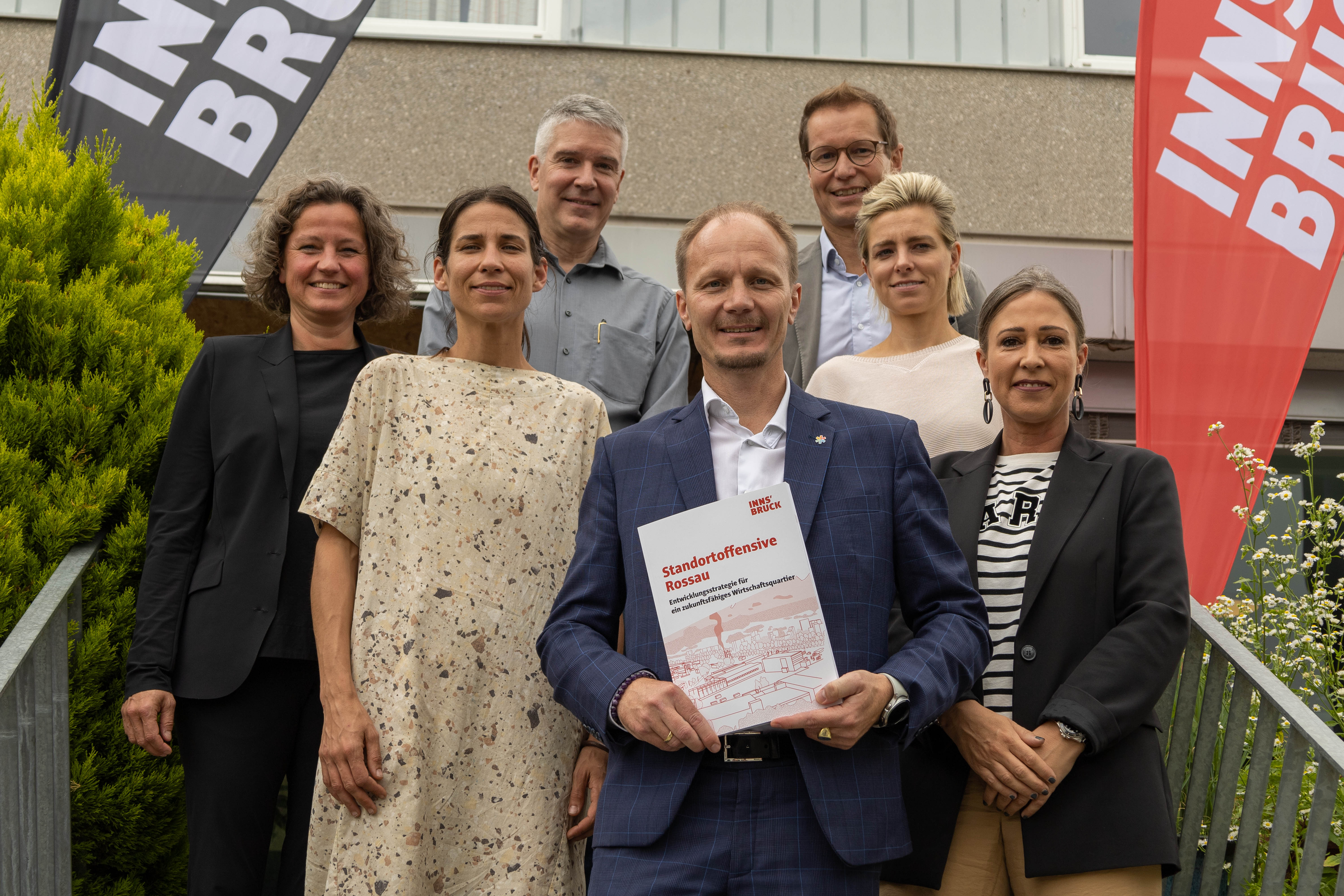 Die Ergebnisse des zweijährigen Entwicklungsprozesses zur Standortoffensive Rossau wurden im Rahmen einer Pressekonferenz im FUNTASY Bildungszentrum vorgestellt: v. l. n. r.: Heike Kiesling (Innsbruck Marketing), Stadträtin Janine Bex, Unternehmervertreter Markus Dax (Geschäftsführer STEKA Werke und Mitglied der Steuerungsgruppe), Bürgermeister Johannes Anzengruber, Unternehmervertreter Dieter Unterberger (Geschäftsführer Autowelt Unterberger und Mitglied der Steuerungsgruppe), Daniela Allmeier (Prozessbegleiterin, Geschäftsführerin Planungsbüro Raumposition OG) und Stadträtin Mariella Lutz.