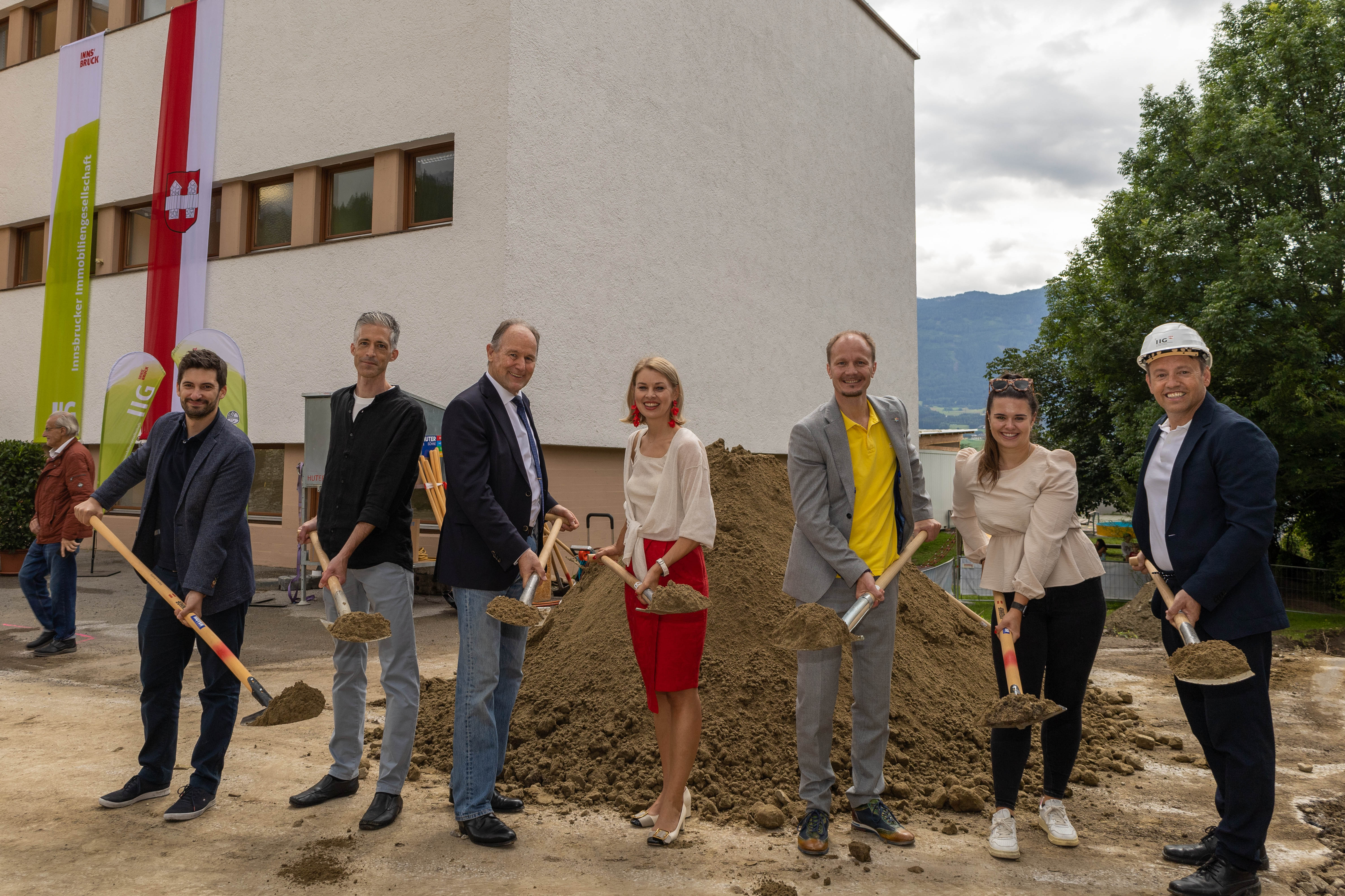 Freuen sich über den Baustart (v.l.n.r.): Tobias Huter (Geschäftsführer Huter & Söhne), Architekt Mario Gasser, Franz Pegger (Vorsitzender des Aufsichtsrates, IIG), Vizebürgermeisterin Elisabeth Mayr, Bürgermeister Johannes Anzengruber, Klubobfrau GRin Julia Payr (Ausschussvorsitzende für Stadtentwicklung, Wohnbau und Projekte) und Geschäftsführer Franz Danler (IIG).