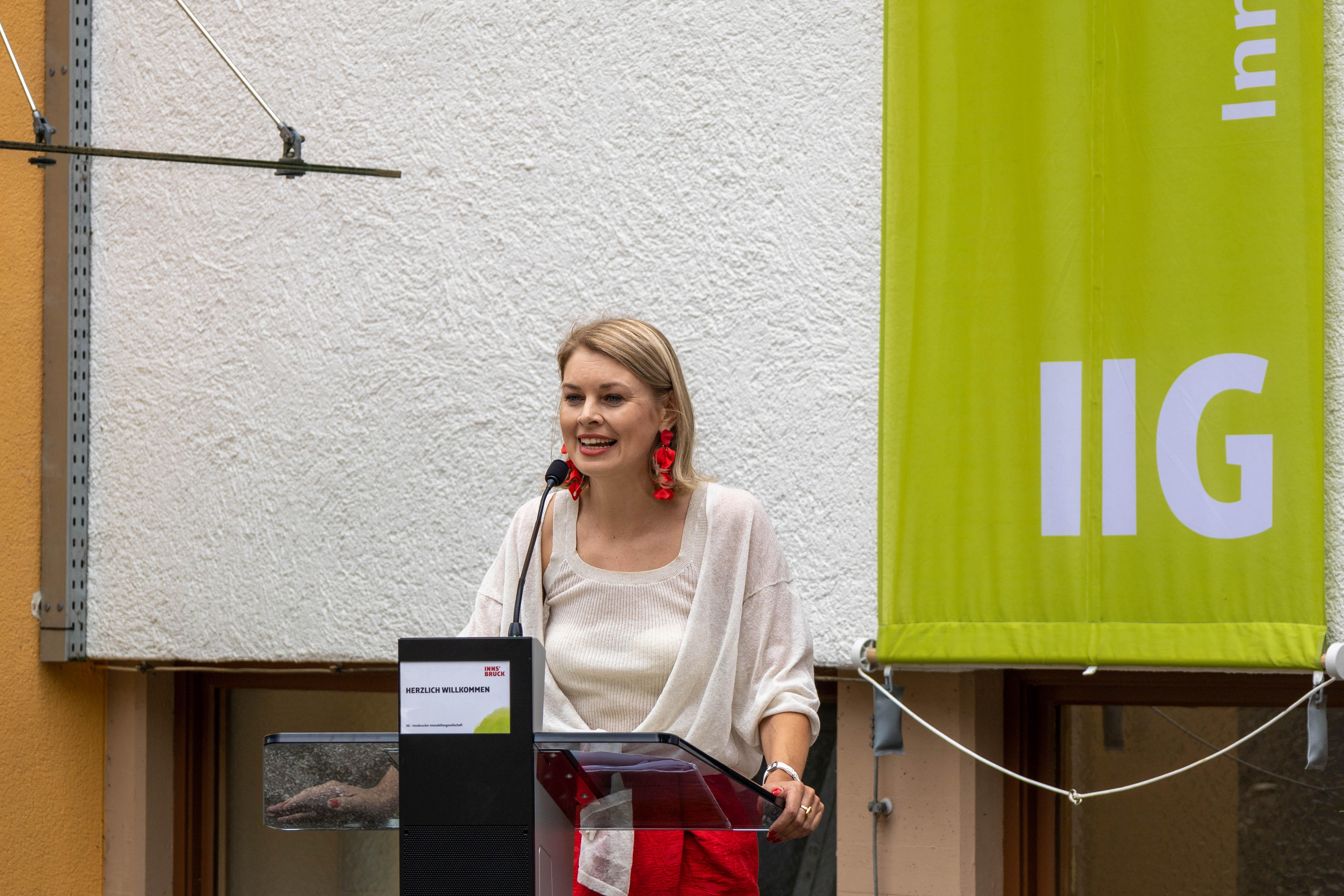 Die für Bildung zuständige Vizebürgermeisterin Mayr freut sich, dass am Campus Arzl zukünftig mehr Platz für den Mittagstisch und die ganztägige Betreuung zur Verfügung steht.