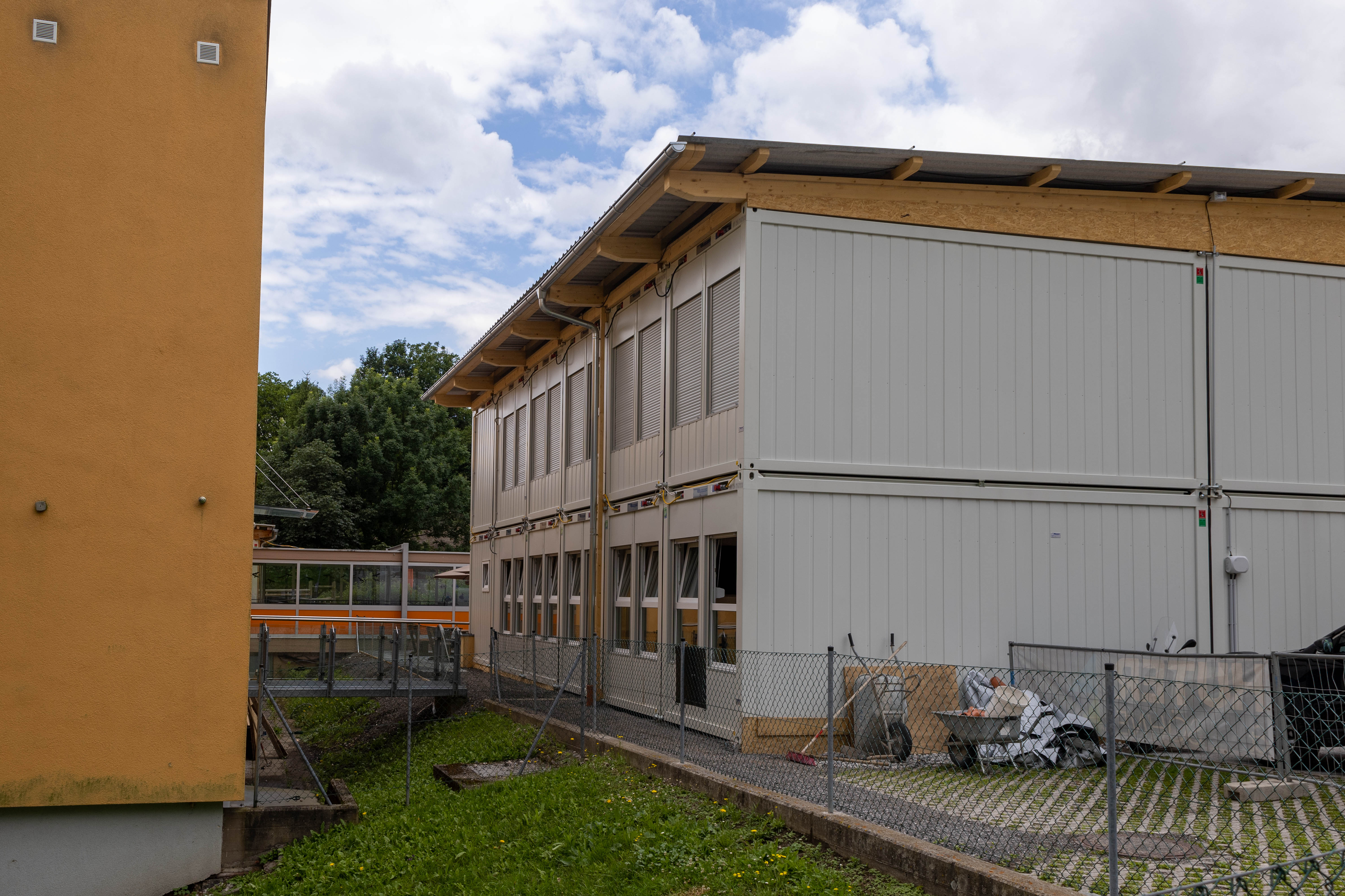 Aufgrund des steigenden Bedarfs für das Tagesheim wurden zur Aufrechterhaltung des Schulbetriebes eine temporäre Containeranlage errichtet.