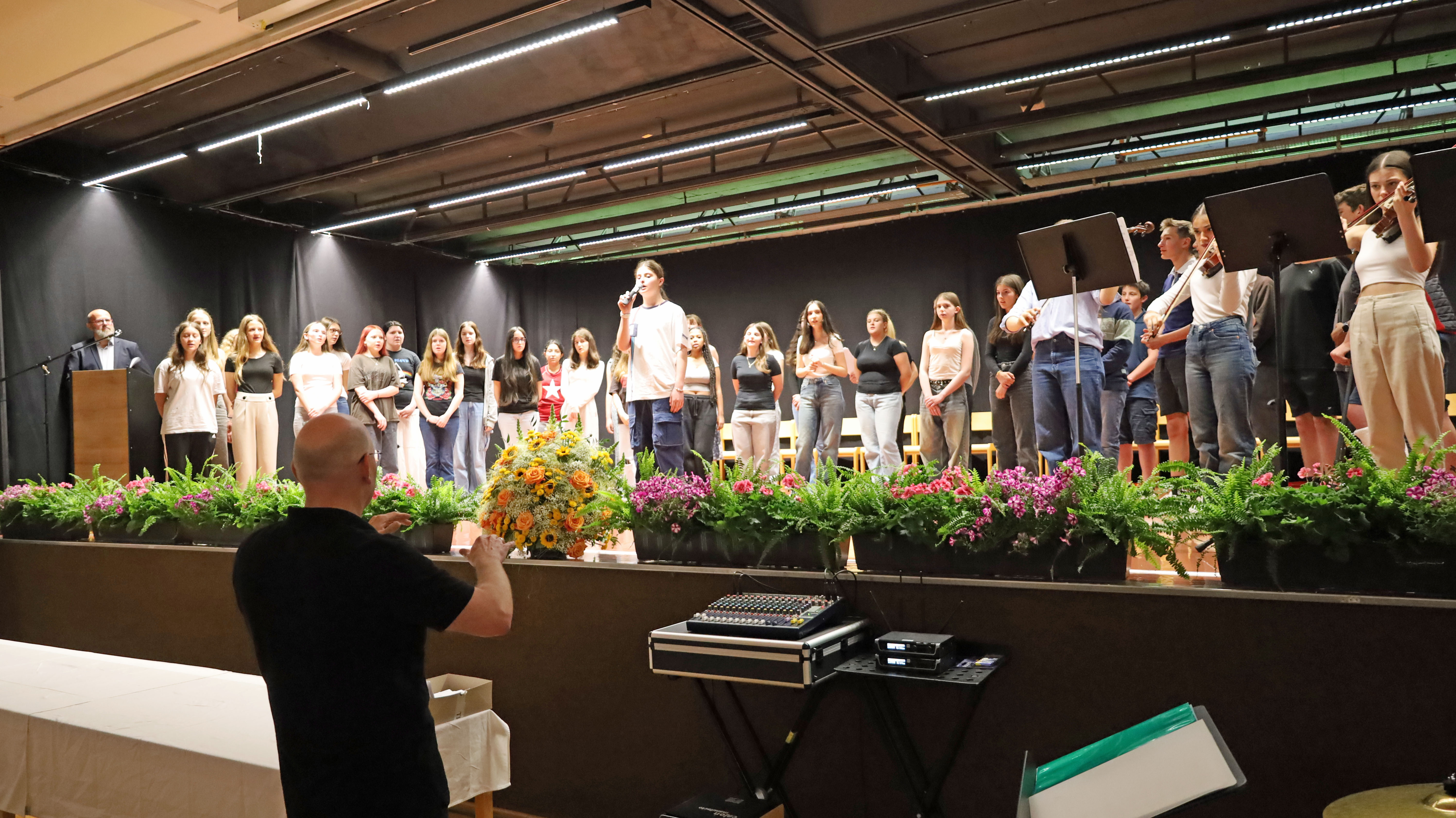 Das Vokalensemble der Klassen 4a und 4b sowie das Orchester der Musikmittelschule sorgten für musikalische Untermalung der Feier.