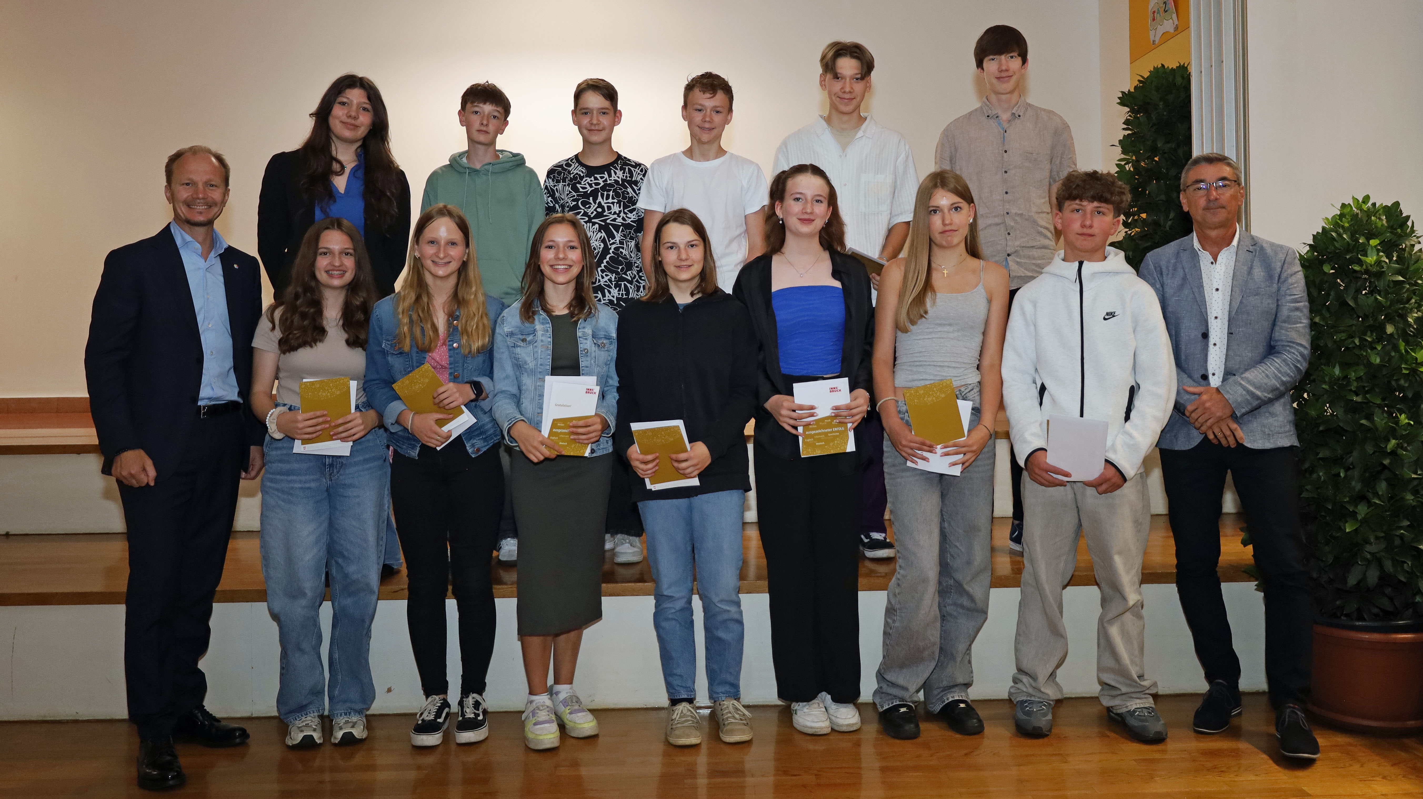 Bürgermeister Johannes Anzengruber (l.) und Schulqualitätsmanager Dietmar Meinschad (r.) mit den ausgezeichneten SchülerInnen der Praxismittelschule.