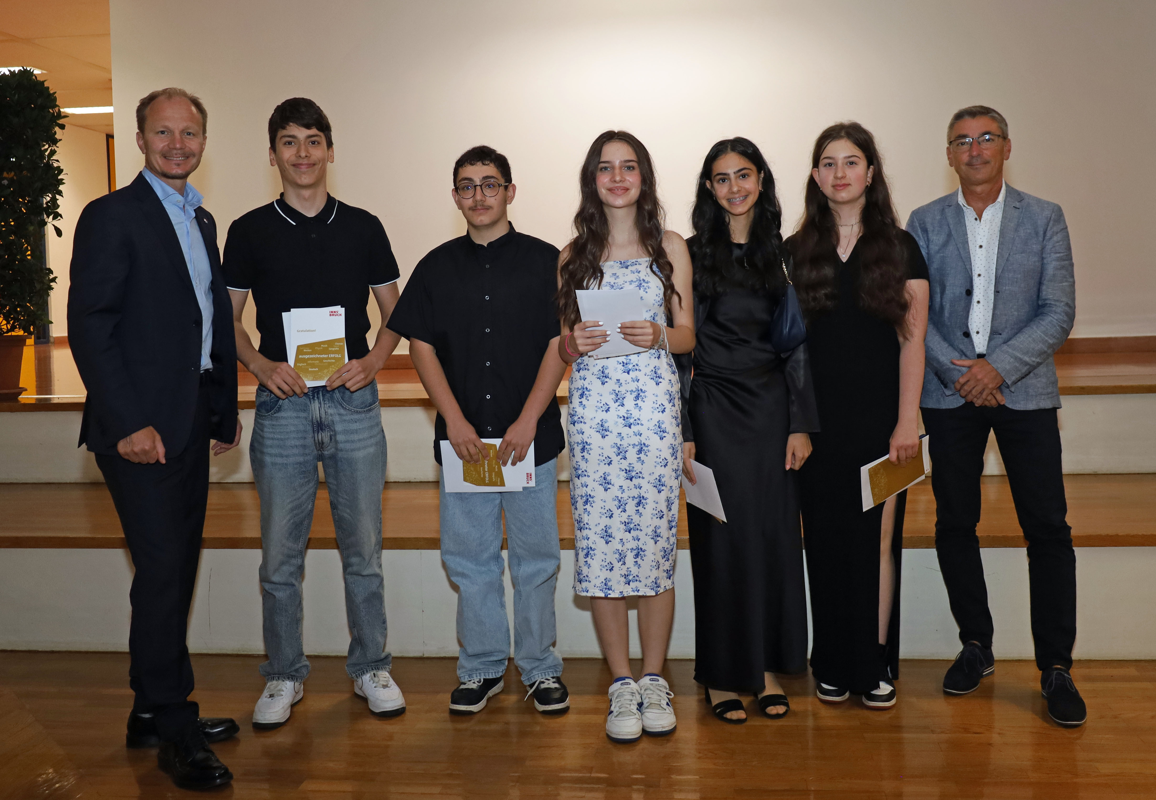 Bürgermeister Johannes Anzengruber (l.) und Schulqualitätsmanager Dietmar Meinschad (r.) mit den ausgezeichneten SchülerInnen der Mittelschule Reichenau.