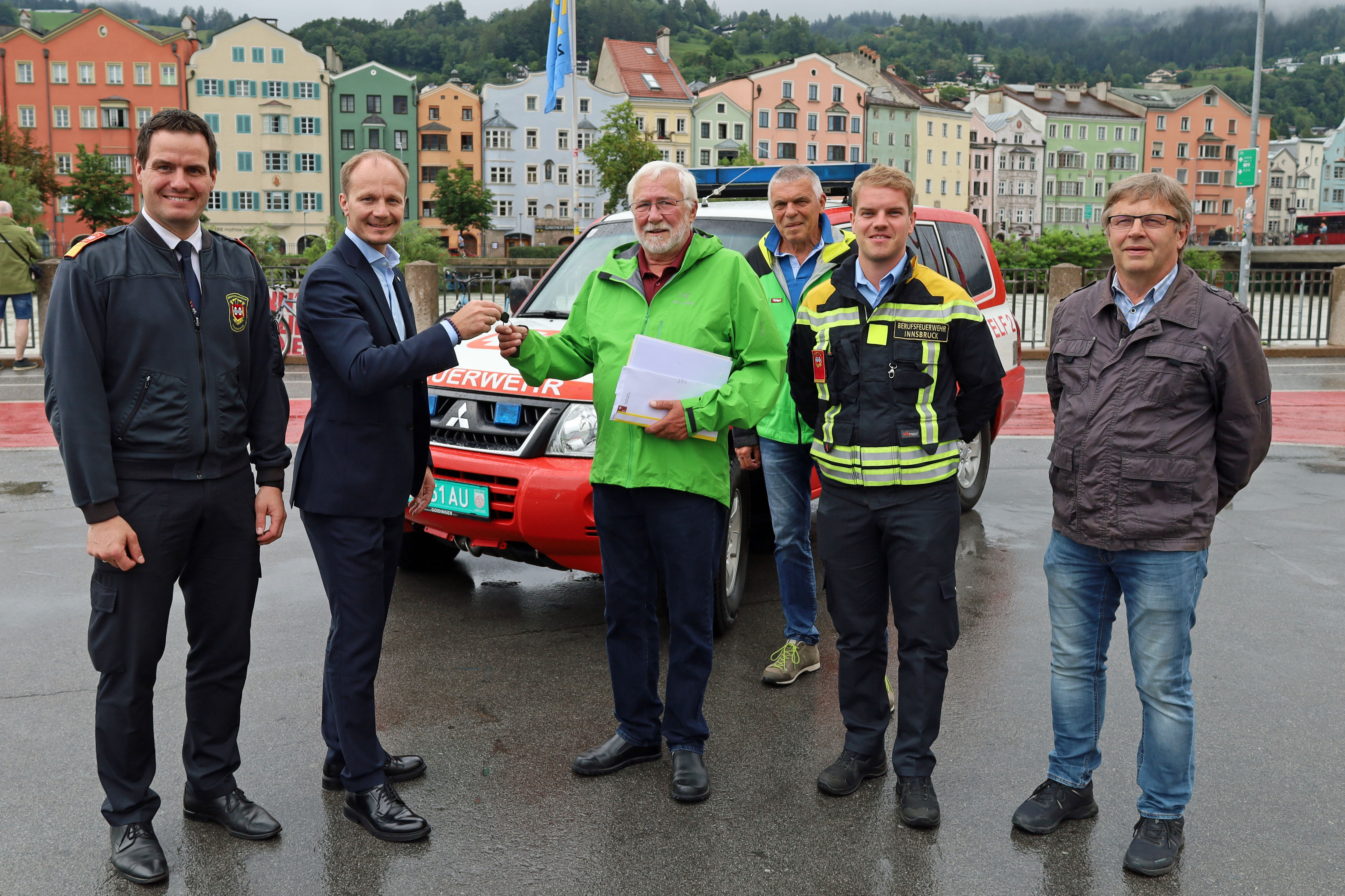 Offizielle Schlüsselübergabe: Das ELF wird künftig von der Bergrettung Baia Mare in der rumänischen Region Maramureș eingesetzt.