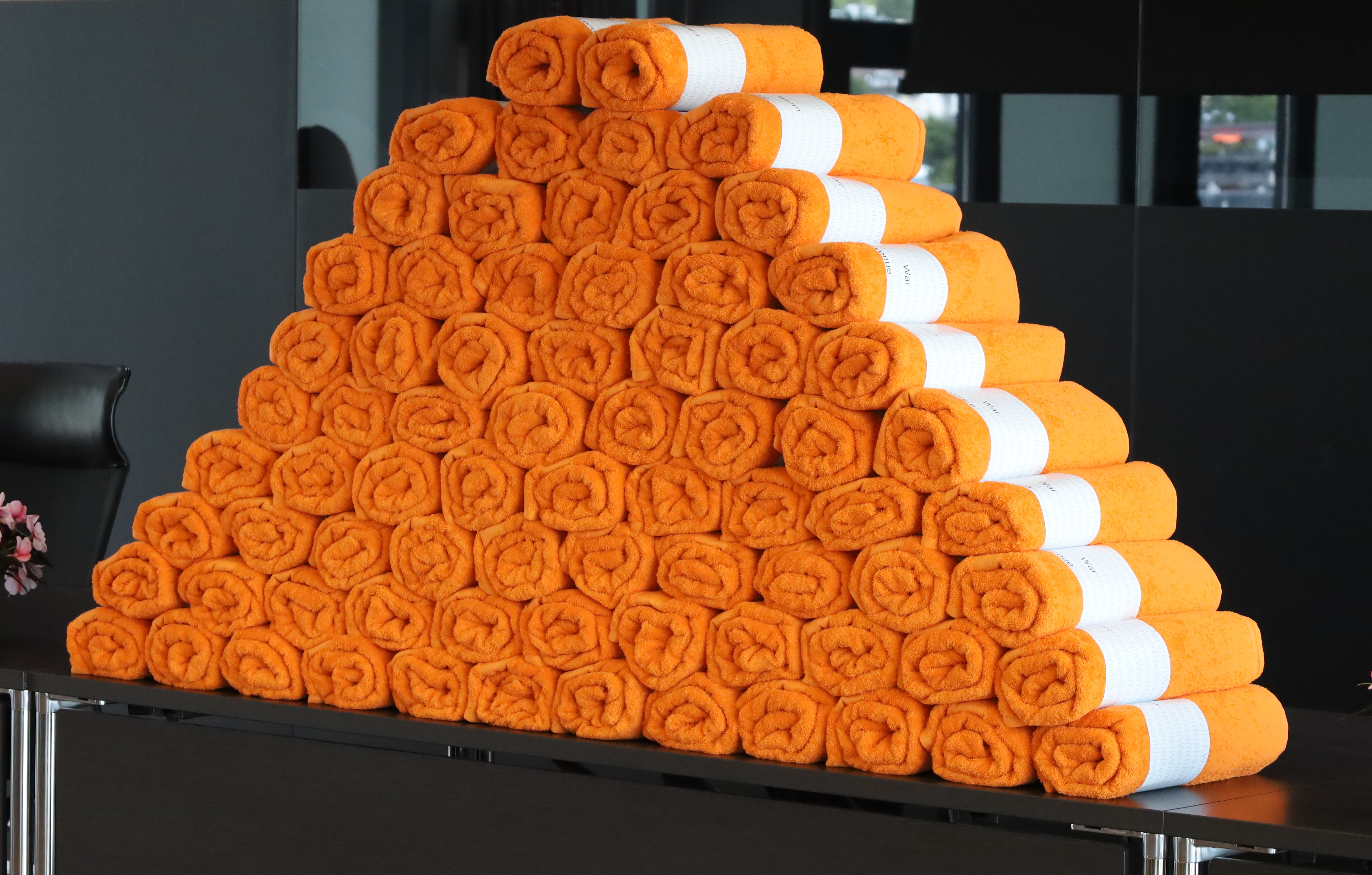 Um neuen MitarbeiterInnen einen möglichst guten Start im Stadtmagistrat zu ermöglichen, finden regelmäßig Willkommensveranstaltungen statt. Dabei bekommen sie einen Einblick in die Abläufe im Magistrat und lernen auch Magistratsdirektorin Gabriele Herlitschka und Bürgermeister Johannes Anzengruber kennen. Als kleines Willkommensgeschenk bekamen die Neuankömmlinge passend zum Sommer ein farbenfrohes Badetuch überreicht.