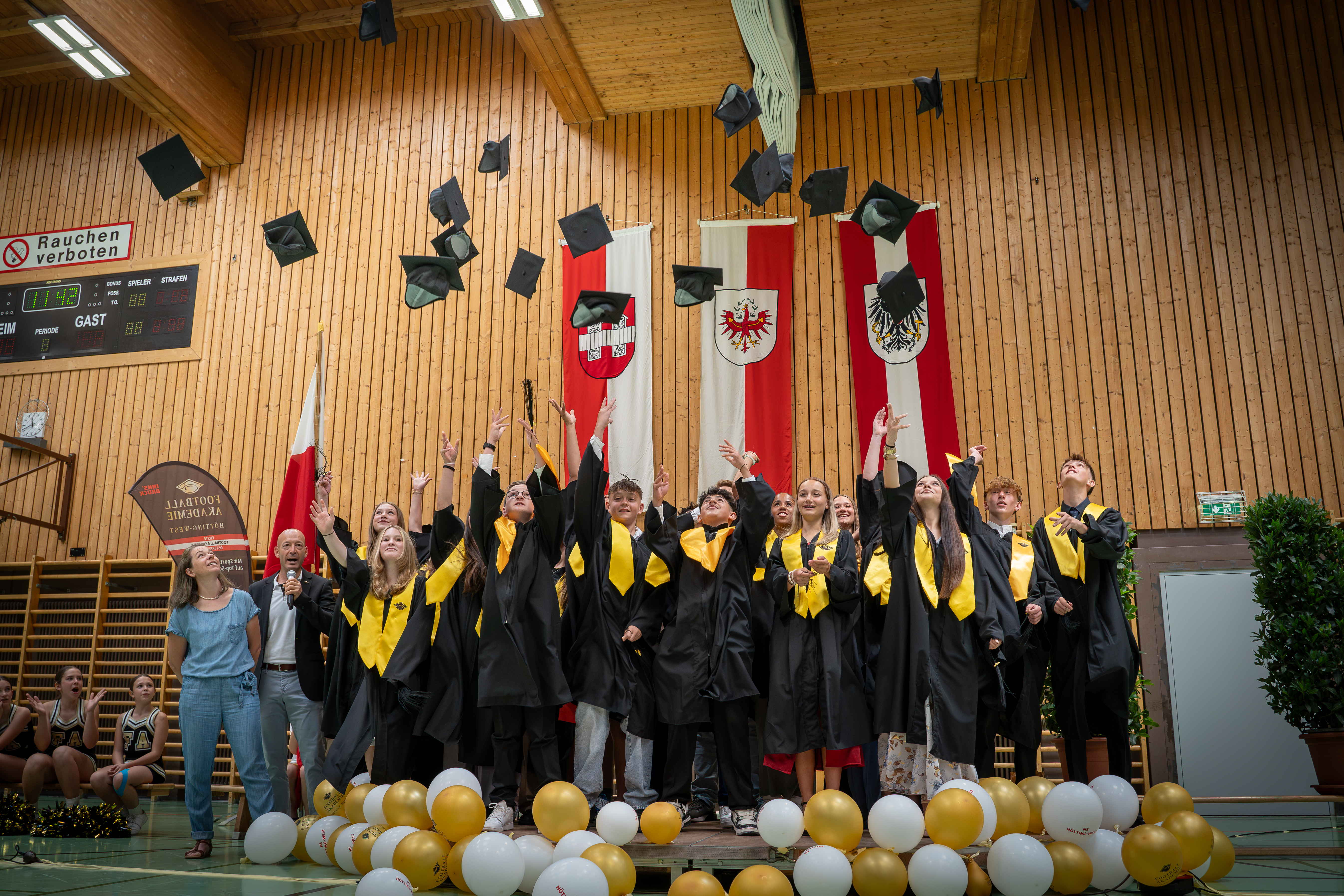 Die 19 AbsolventInnen beim traditionellen Hütewerfen.