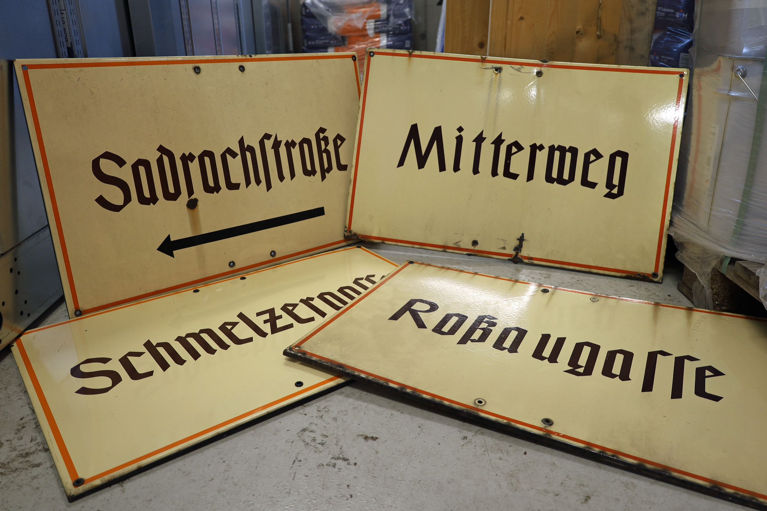 Rund 76 historische Straßentafeln stehen zum Verkauf. Schnell sein lohnt sich, denn die Zeitdokumente sind heiß begehrt.