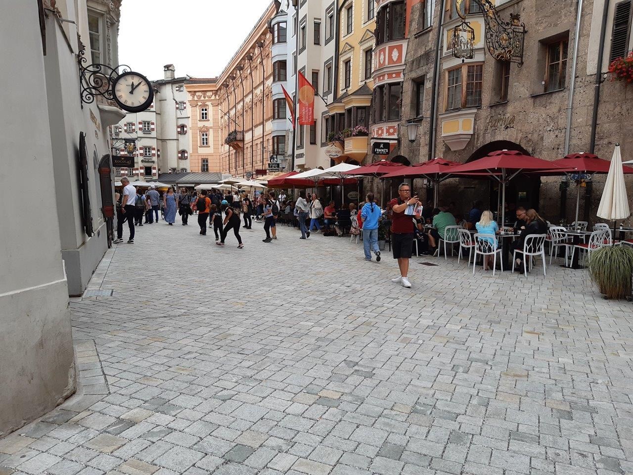 Die Pflasterarbeiten in der Herzog-Friedrich-Straße zwischen dem Goldenen Dachl und der Ottoburg wurden abgeschlossen.