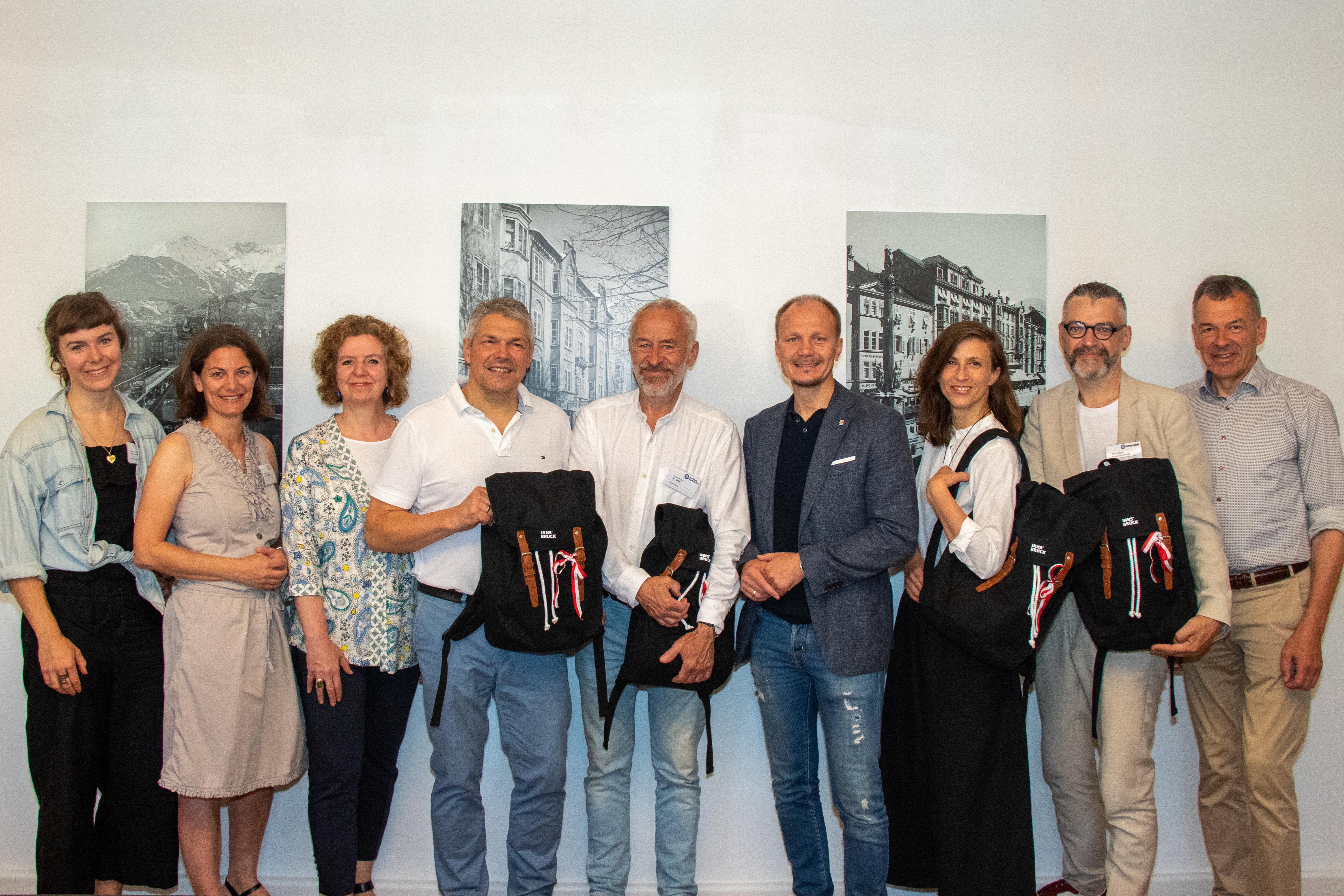 Im Rahmen des ersten Bridge Beat Festivals in Innsbruck begrüßten Bürgermeister Johannes Anzengruber (4. v. r.), der für Außenbeziehungen zuständige Vizebürgermeister Georg Willi (r.) sowie Magistratsdirektorin Gabriele Herlitschka (3. v. l.) die politischen VertreterInnen der Partnerstädte Freiburg, Krakau, Aalborg und Grenoble im Rathaus der Stadt Innsbruck. Zunächst erhielten die Gäste durch städtische Mitarbeitende einen umfassenden Einblick in die Tätigkeiten der Stadtverwaltung. Sie wurden über die alpin-urbane Stadtentwicklung, Partizipationsprozesse am Beispiel des Projekts COOLYMP sowie über den Kulturentwicklungsplan informiert. Im Anschluss ging es für die Delegationen zur Besichtigung zweier neuer Murals (Wandmalereien), die von einem lokalen und einem französischen Streetart-Künstler zum 60-jährigen Jubiläum der Städtepartnerschaft zwischen Innsbruck und Grenoble geschaffen wurden. Den Abschluss des ereignisreichen Tages bildete der Besuch des Bridge Beat Festivals in der Innsbrucker Maria-Theresien-Straße, wo die Delegierten einen musikalischen Abend genossen.