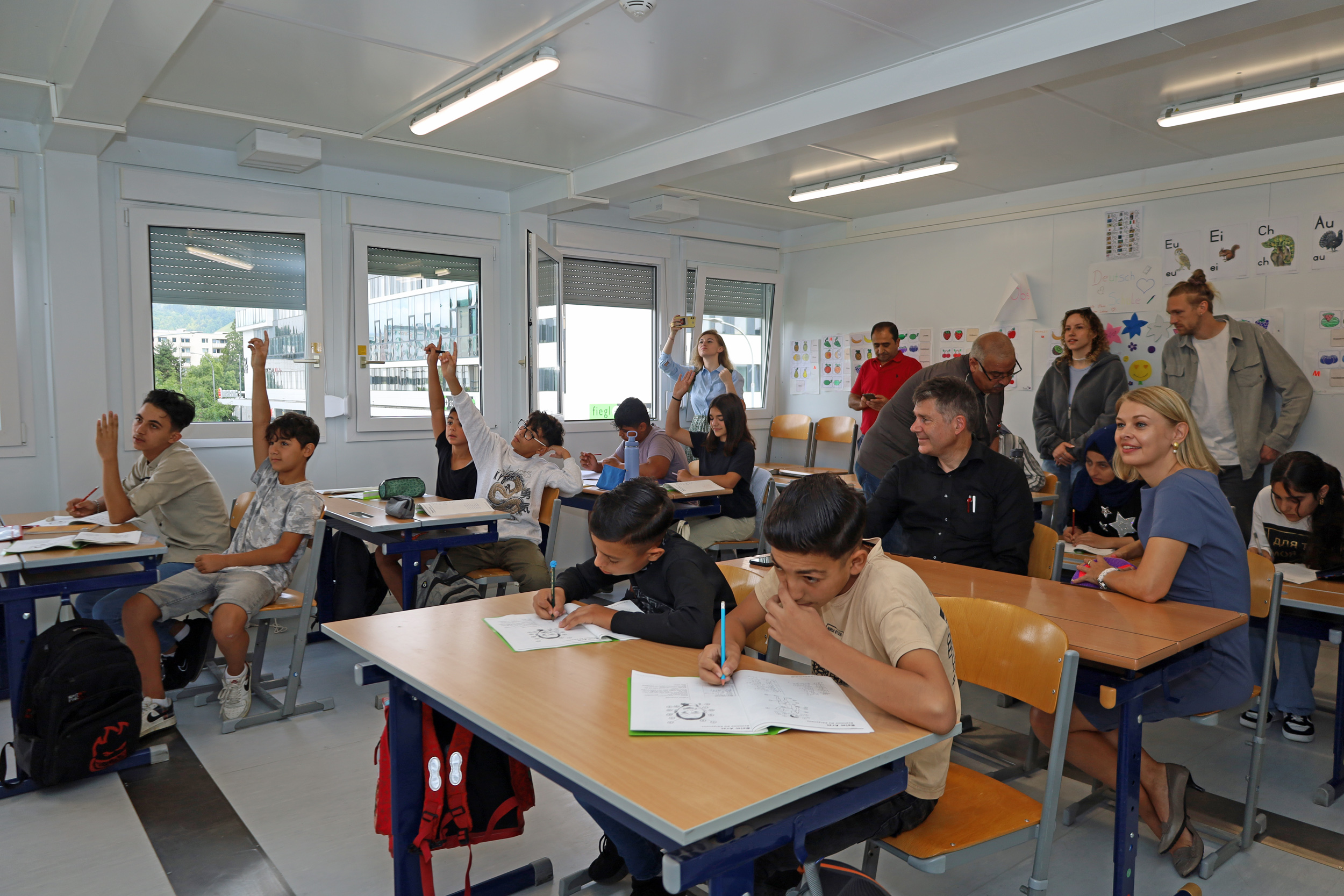 Vizebürgermeisterin Elisabeth Mayr und Schulqualitätsmanager Klaus Vogler mischten sich unter die SchülerInnen.