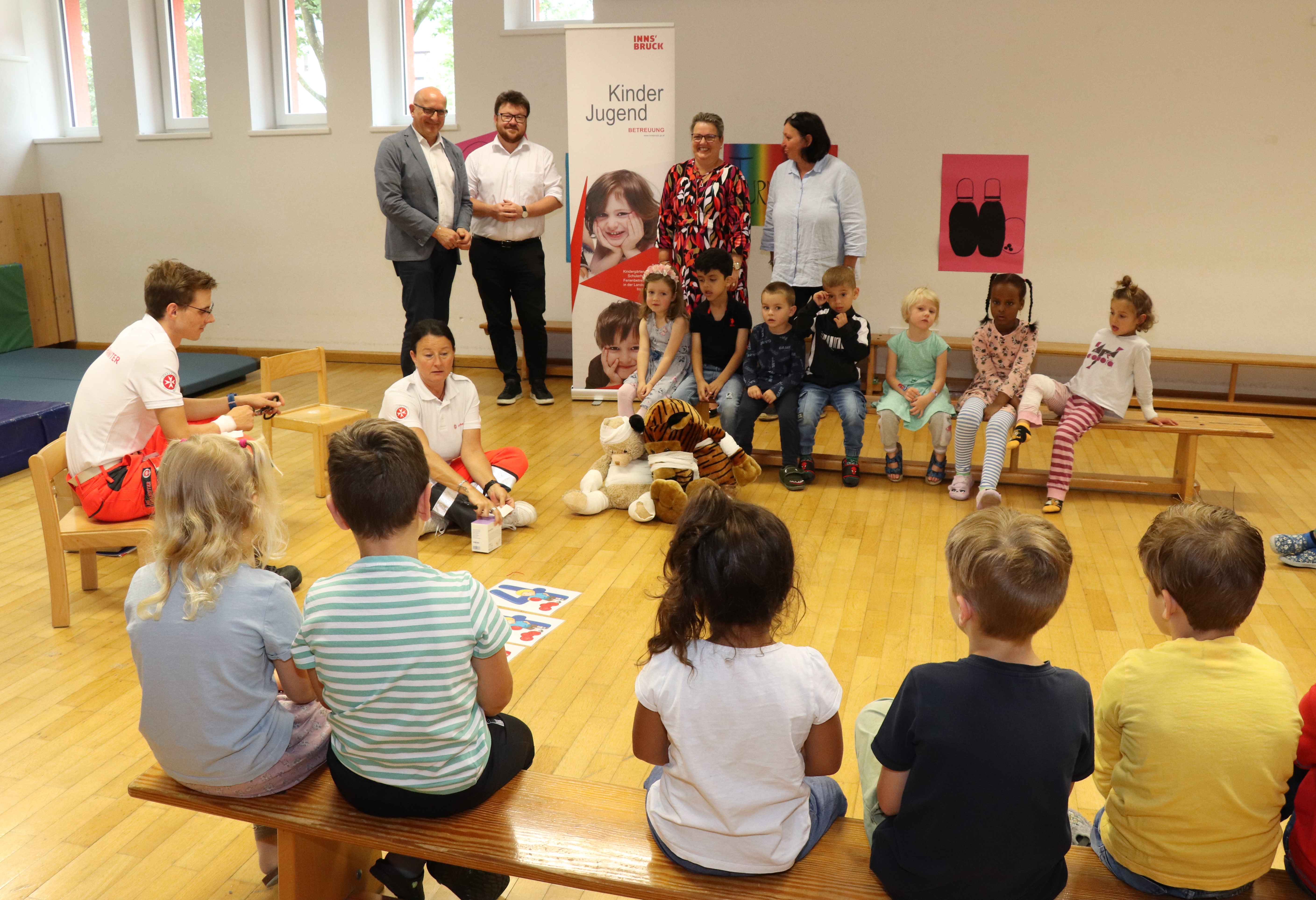 Zum 50. Geburtstag der Johanniter-Unfall-Hilfe Österreich veranstalten die Johanniter Tirol heuer Erste-Hilfe-Workshops in 50 Kindergartengruppen in insgesamt 20 Kindergärten in Innsbruck. Die 50 Kurse werden von der Stadt subventioniert, damit die Kinder kostenlos dabei sein können. Im Kindergarten Mitterweg (v.l.): Florian Vesely, Birgit Schallhart (Leitung Ausbildung Erste Hilfe), Franz Bittersam (GF Johanniter Tirol), Gemeinderat Benjamin Plach, Sigrun Wiesbauer (Bereichskoordinatorin, Amt für Kinder, Jugend und Generationen) und Monika Schwarz (Leitung KG Mitterweg). Mehr unter www.johanniter.at/tirol/aktuelles/detail/stadt-innsbruck-ermoeglicht-50-erste-hilfe-workshops-fuer-kindergaerten