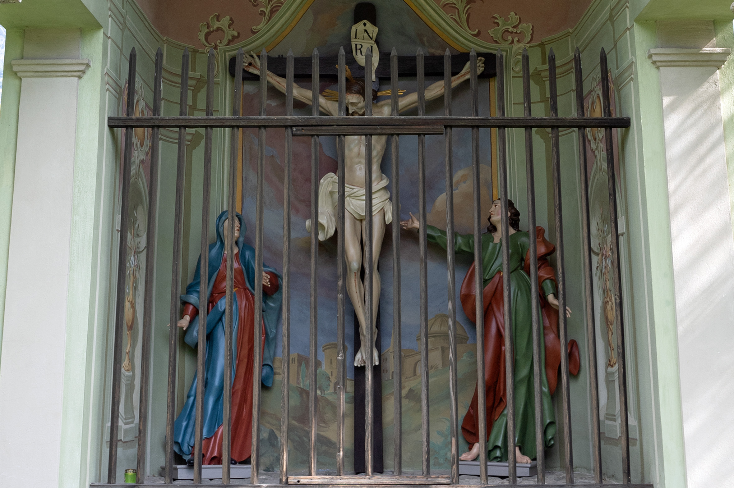 Die dem Bildhauer Stephan Föger zugeschriebene Kreuzigungsgruppe kann dank der Arbeit von Michael Schretthauser in neuem Glanz erstrahlen.