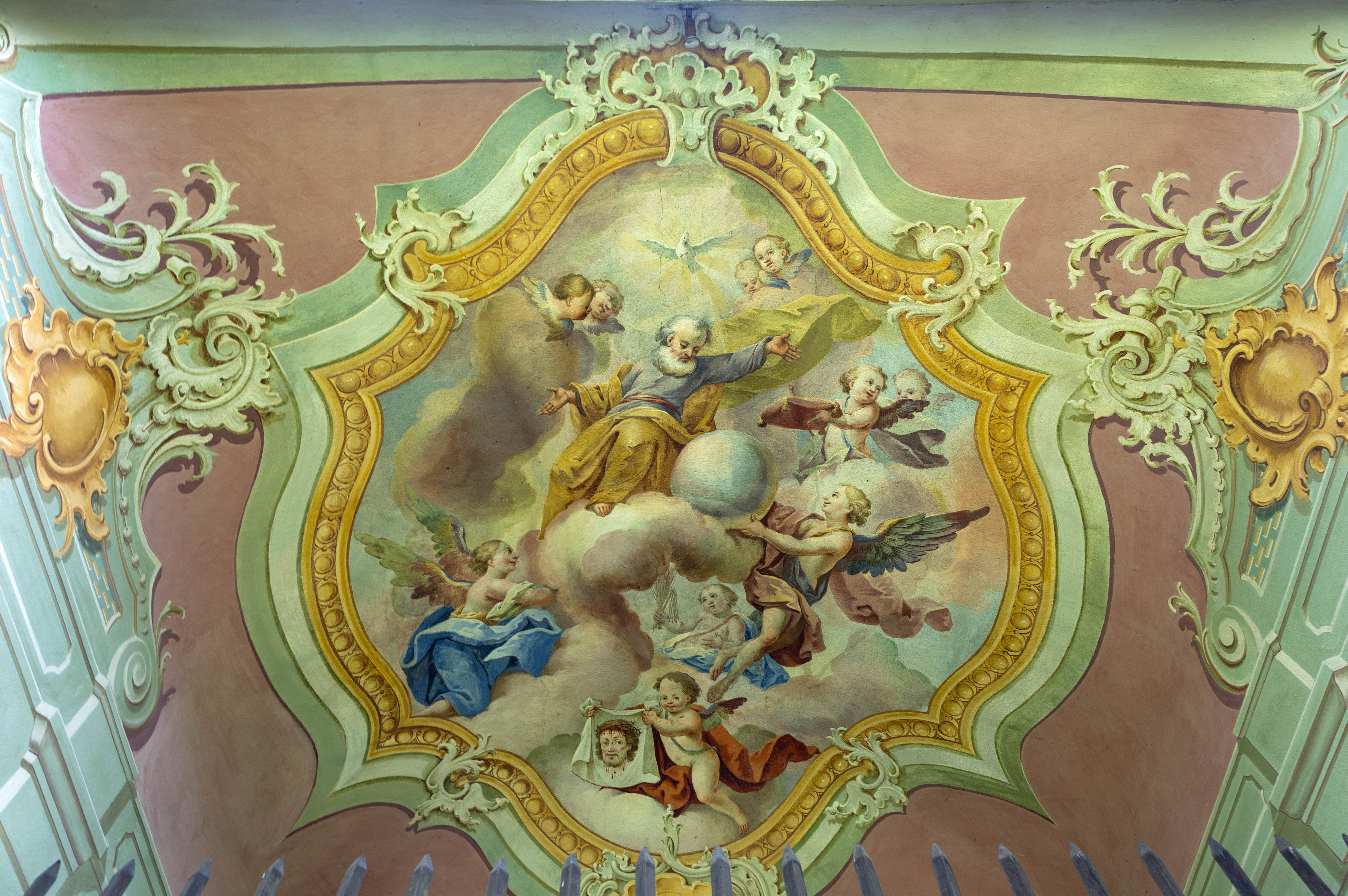 Im Inneren der Kapelle findet sich ein barockes Deckenfresko.