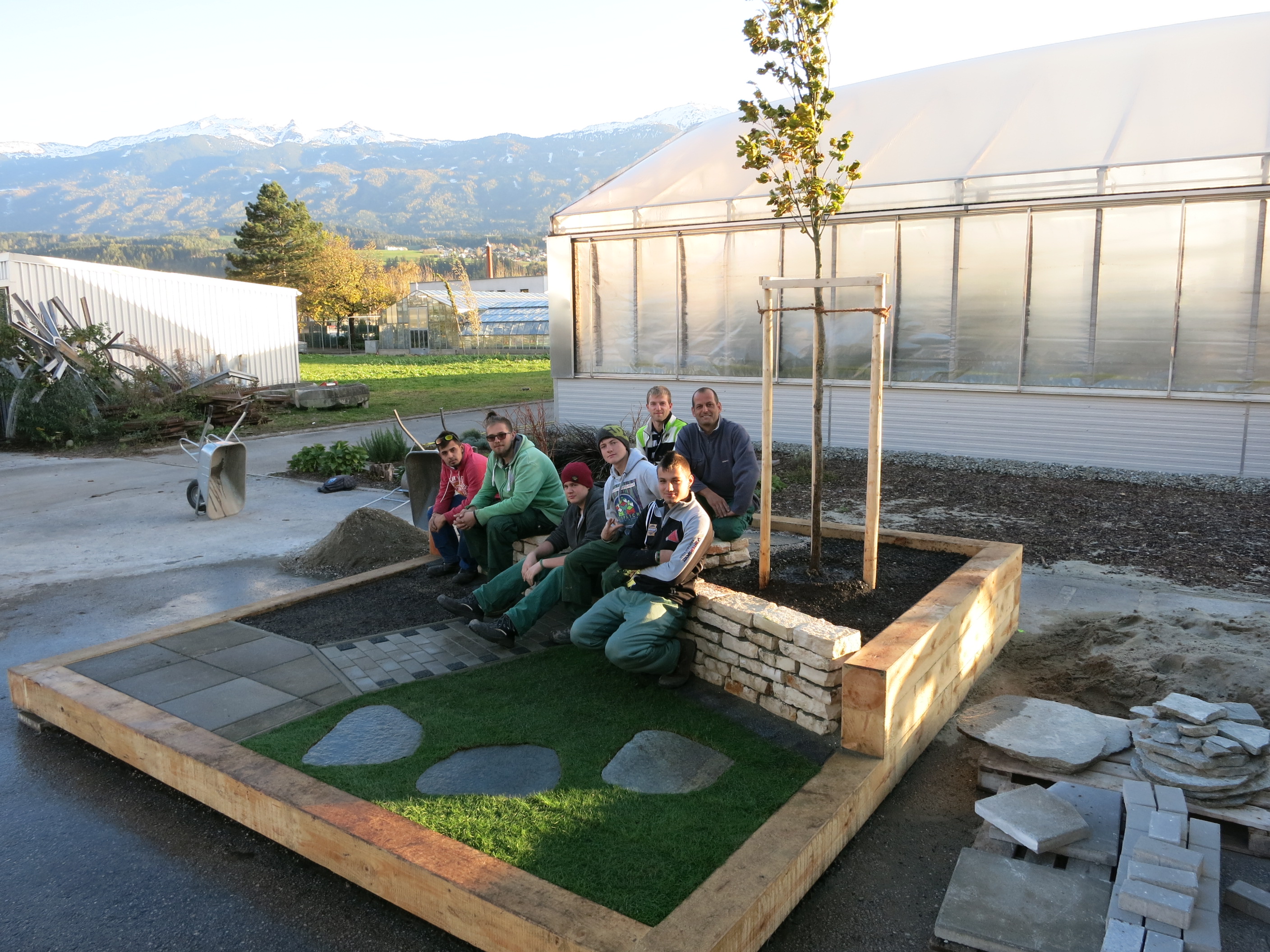 Stolz präsentieren die Lehrlinge ihren selbst angelegten Garten.