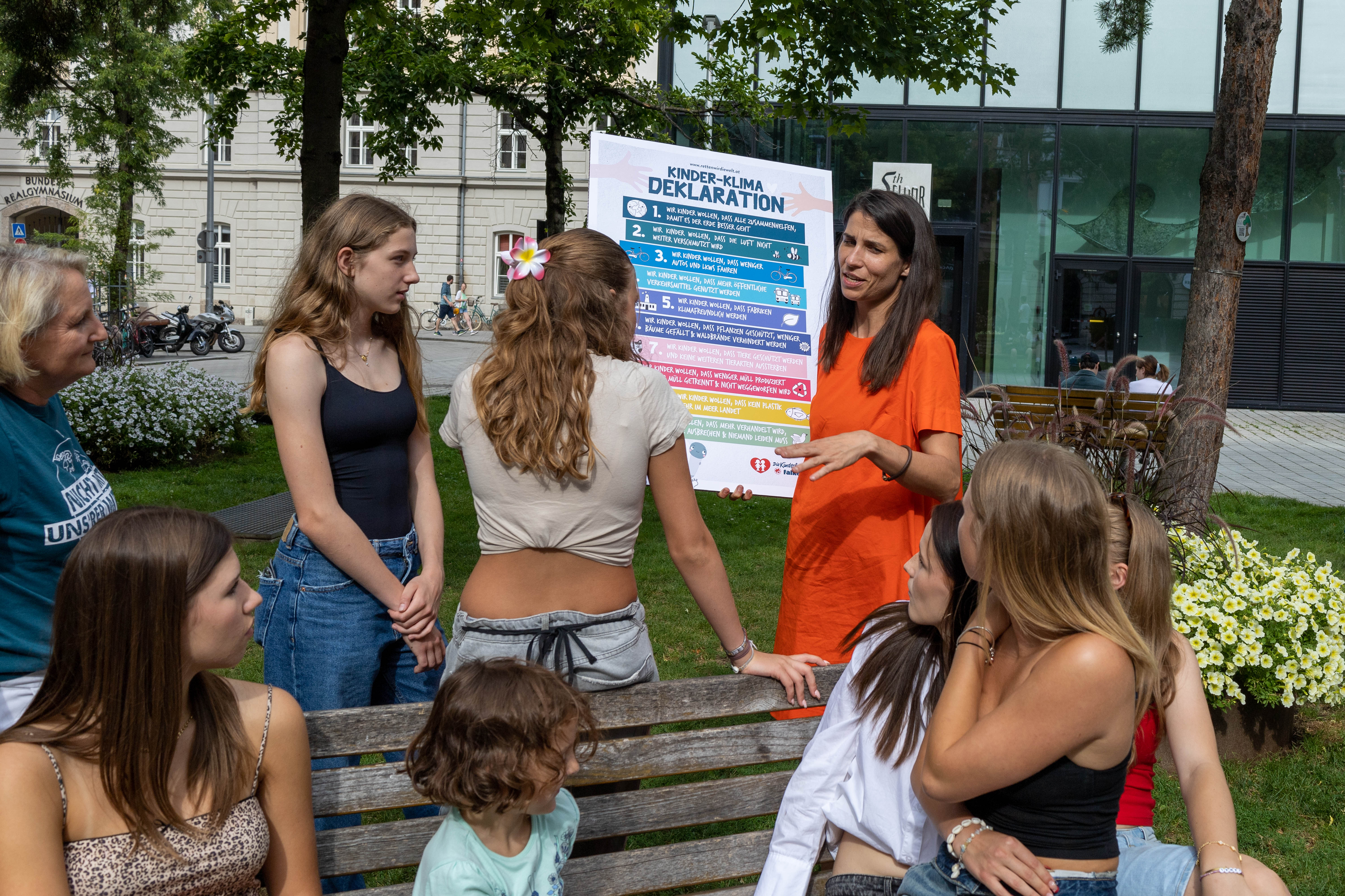 Mit der Kinder-Klima-Deklaration wenden sich junge Menschen erstmals direkt an die Politik. Die Kinderfreunde haben im Zuge ihrer aktuellen Klimaschutzkampagne „Retten wir die Welt“ über ihre Kinderbetreuungseinrichtungen sowie ehrenamtliche Ortsgruppen mehr als 2.000 Kinder und Jugendliche im Alter von drei bis achtzehn Jahren mittels kindgerechter Fragebögen befragt, welche Wünsche und Forderungen sie an die Politik bzw. die Gesellschaft zum Thema Klimaschutz haben. Die nun vorliegenden Ergebnisse wurden in einer Kinder-Klima-Deklaration festgehalten und auch an die Innsbrucker Stadtpolitik übergeben. Die für Stadtklima, Umwelt und Mobilität zuständige Stadträtin Janine Bex hat die Erklärung der Kinderfreunde Ortsgruppe Pradl-Amras entgegengenommen. Im Anschluss tauschten sich die Kinder und Jugendlichen sowie das Betreuungsteam der Kinderfreunde über klimarelevante Zukunftsthemen und Problemlösungen in der Landeshauptstadt aus.