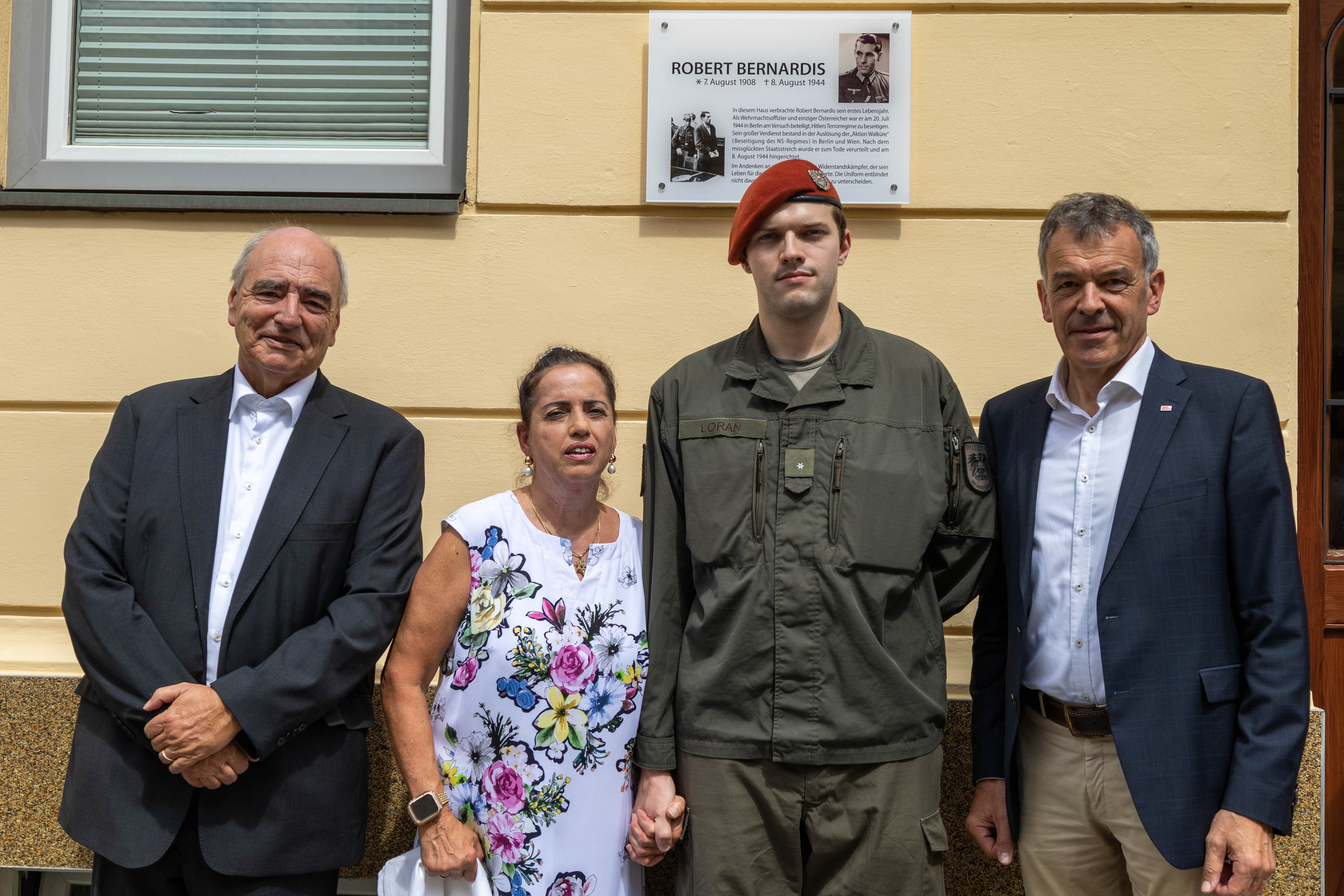 Enthüllten gemeinsam die Gedenktafel für Robert Bernardis in der Schillerstraße 3:: (v. l.) Andreas Novak (Ehemaliger Leiter der ORF-Zeitgeschichte Redaktion), Enkelin Ingeborg Heidlberger, Urenkel Clemens Loran und Vizebürgermeister Georg Willi.