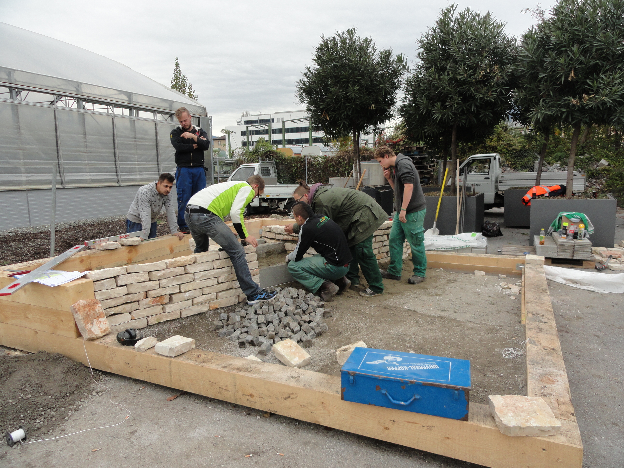 Bei der Arbeiten scheuten die Lehrlinge nicht vor dreckigen Händen.