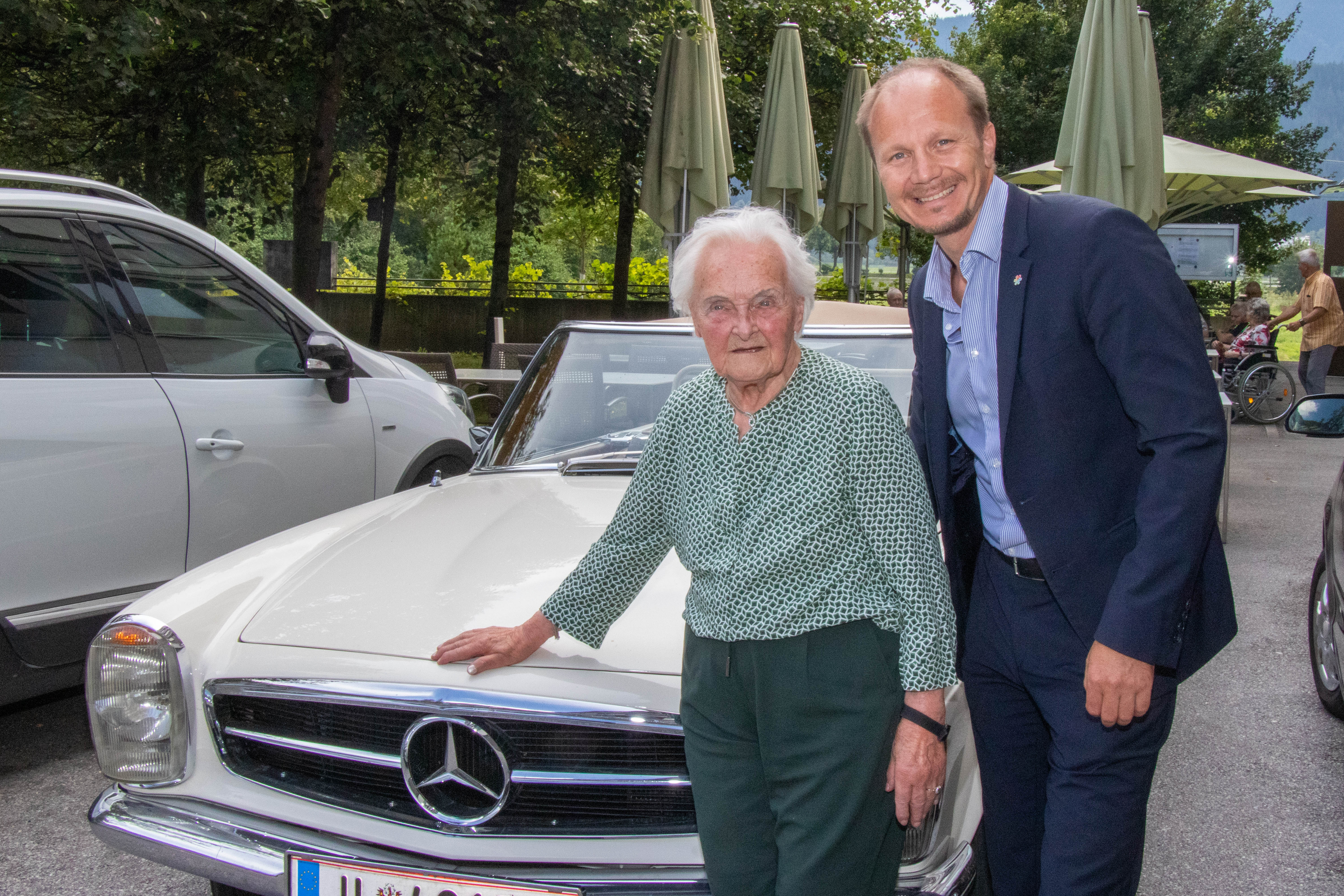 Große Freude bei Jubilarin Erika Rauter: Ein Erinnerungsfoto mit Bürgermeister Johannes Anzengruber vor ihrem alten Mercedes, Baujahr 1969.