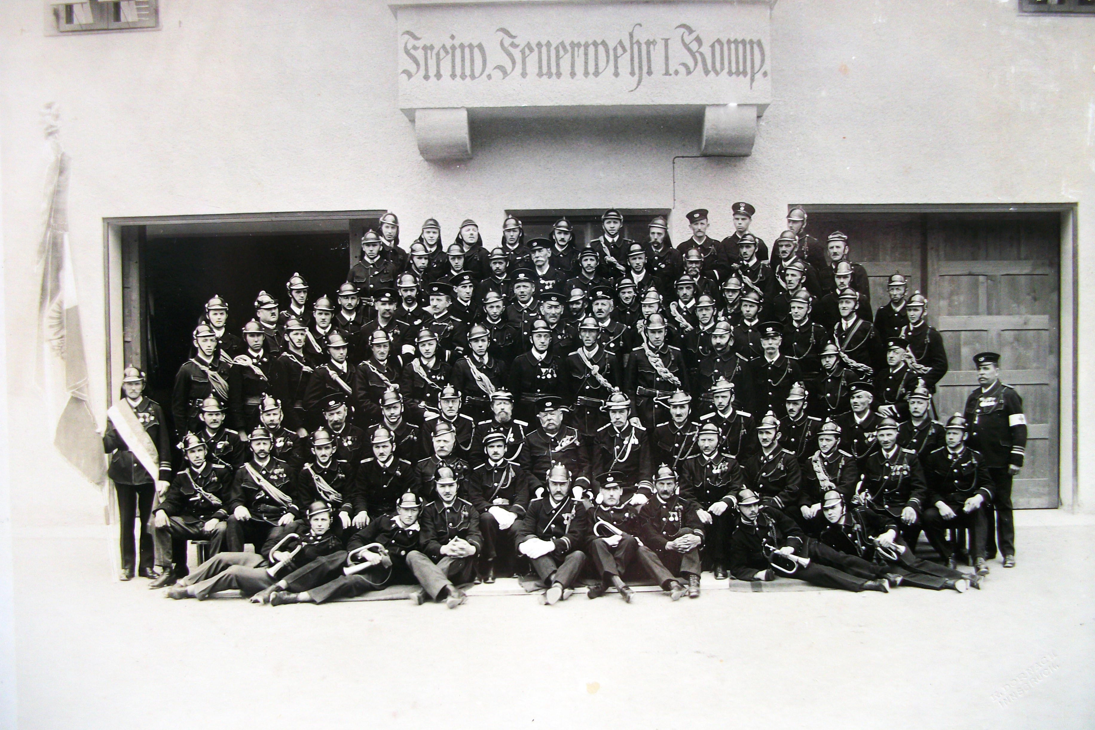 Foto um ca. 1930: 1. und 2. Kompanie der FF Hötting vor dem neu errichteten Feuerwehr-Haus der 1. Kompanie