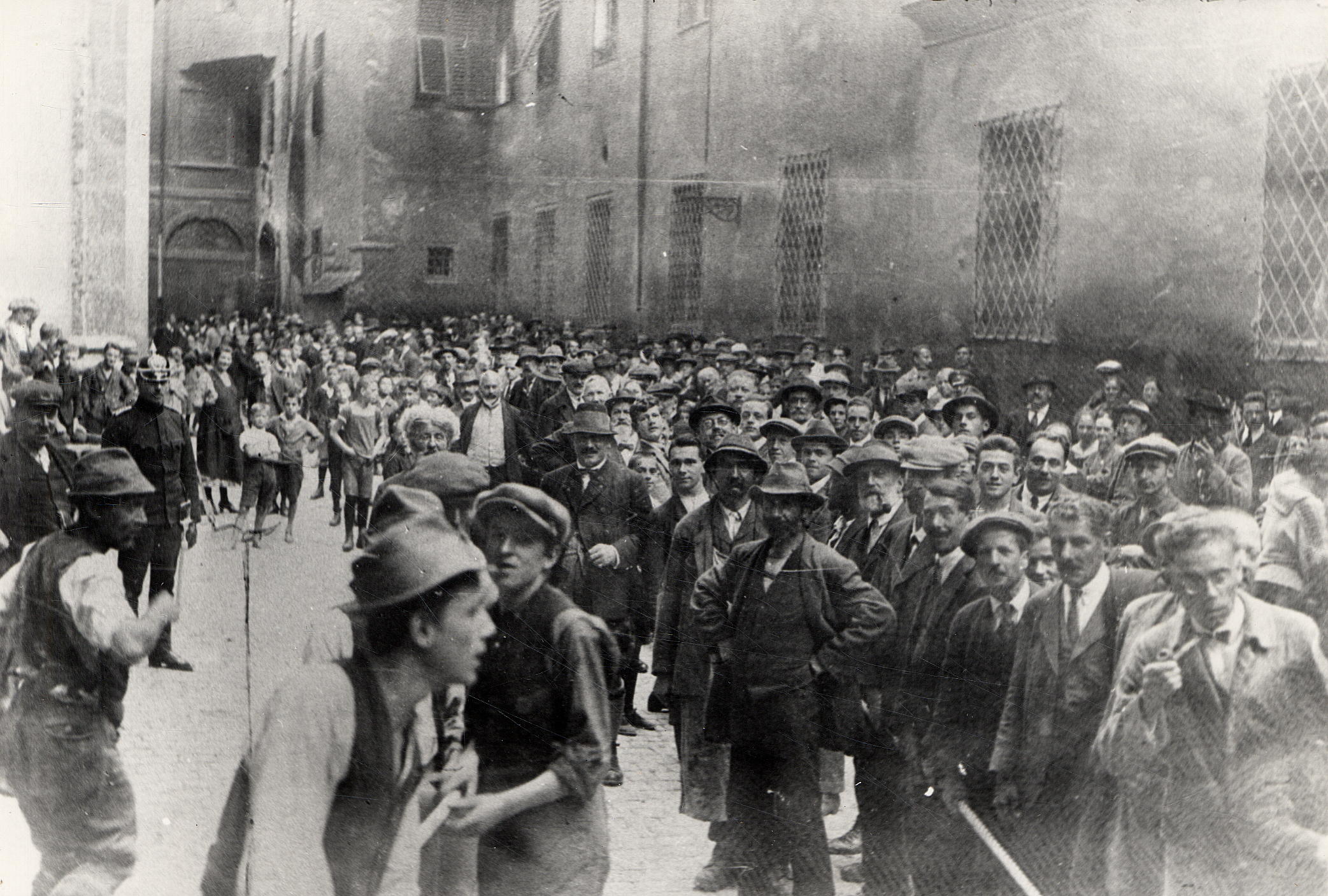 Menschenansammlung anlässlich der Lieferung der neuen Glocken für die St. Jakobs-Pfarrkirche, 1924.