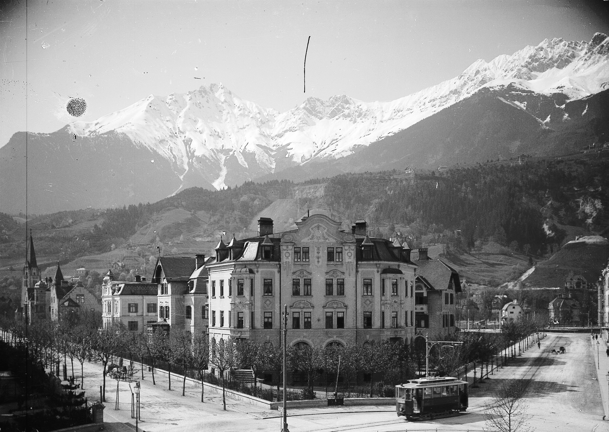Das Haus Claudiaplatz 4 ist heute unter der Adresse Elisabethstraße 11 zu finden.