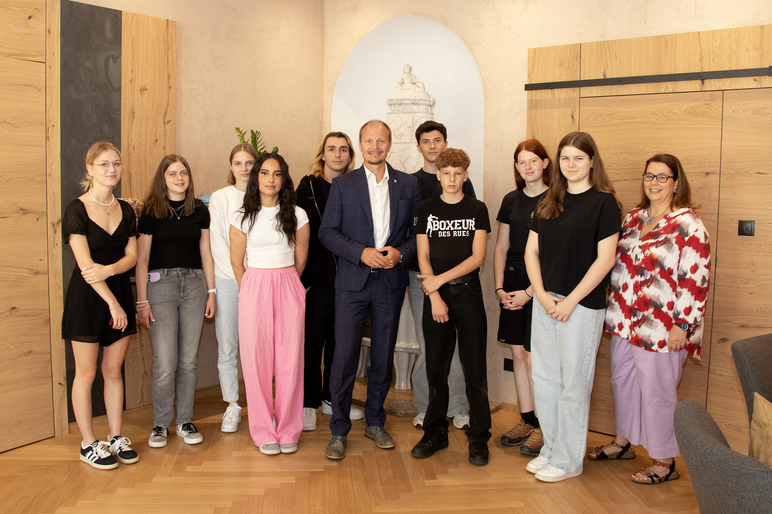 Der Bürgermeister der Stadt Innsbruck, Johannes Anzengruber, und die Lehrlingsbeauftragte Sabine Floßmann begrüßten die neuen städtischen Lehrlinge herzlich im Rathaus. Im Anschluss an eine Einführung in die politischen Gremien der Stadt Innsbruck, die im Sitzungszimmer des Stadtsenats stattfand, gab Bürgermeister Anzengruber den Lehrlingen in seinem Büro einen persönlichen Einblick in seinen Arbeitsalltag.
