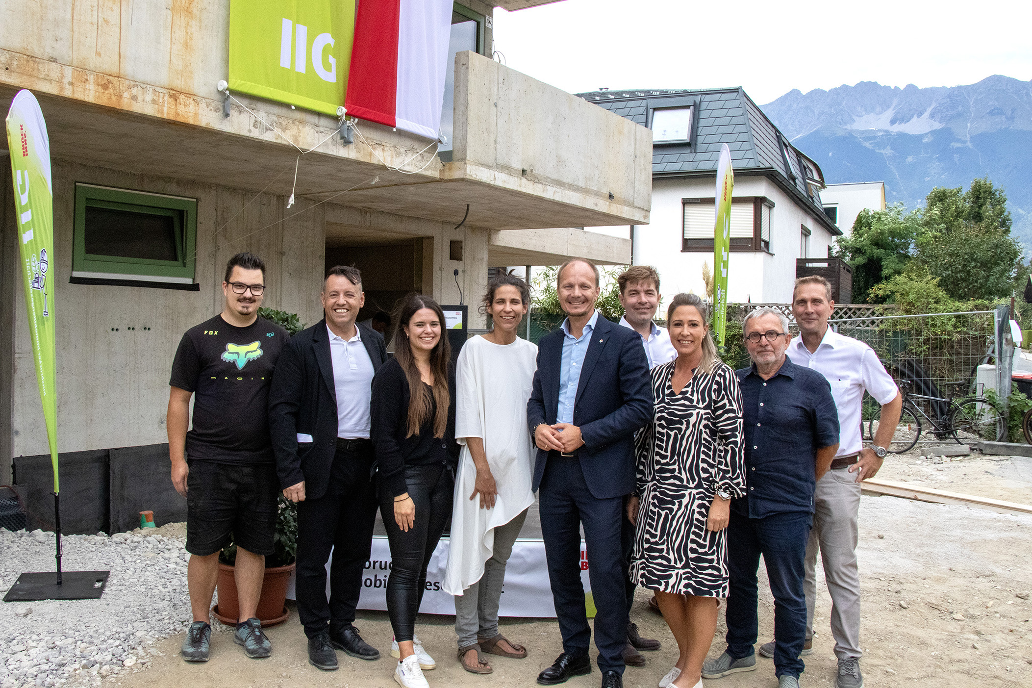 v.l.n.r.: Bauleiter Florian Stolz (Bodner Bau), IIG-Geschäftsführer Franz Danler, Bauausschuss-Vorsitzende Julia Payr, Stadträtin Janine Bex, Bürgermeister Johannes Anzengruber, Gemeinderat Mario Dallaserra, Stadträtin Mariella Lutz, Architekt Manfred Gsottbauer und Gemeinderat Franz Jirka vor dem Rohbau des neuen Wohngebäudes in der Pradler Wiesengasse.