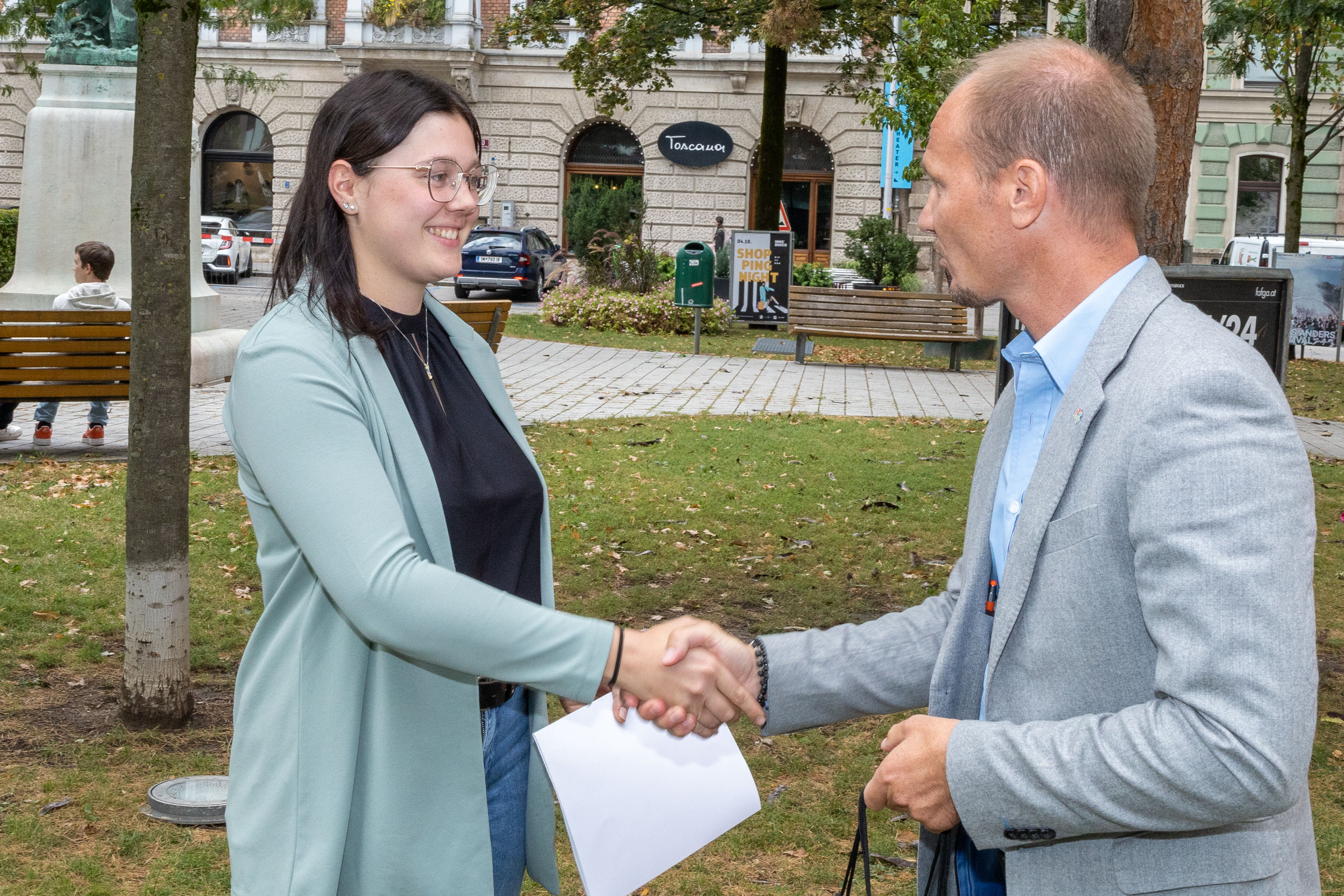 Stefanie Huetz ist seit Januar 2022 als Bedienstete im Stadtmagistrat Innsbruck beschäftigt und setzt ihre Fähigkeiten in der Stadtgärtnerei ein. Zuvor schloss sie ihre Lehre als Floristin erfolgreich ab und entschied sich, ihre berufliche Laufbahn weiterzuentwickeln, indem sie eine zusätzliche Lehrausbildung im Bereich Gartenbau absolvierte. Anfang September konnte die 21-Jährige ihre Fachprüfung im Gartenbau mit Auszeichnung bestehen. Zu diesem herausragenden Erfolg gratulierten ihr Bürgermeister Johannes Anzengruber, Personalamtsleiterin Milka Peraic-Rasic (l.) ihre Ausbilderin Ramona Prinoth (r.) sowie die Lehrlingsbeauftragte der Stadt Innsbruck, Sabine Floßmann, herzlich.