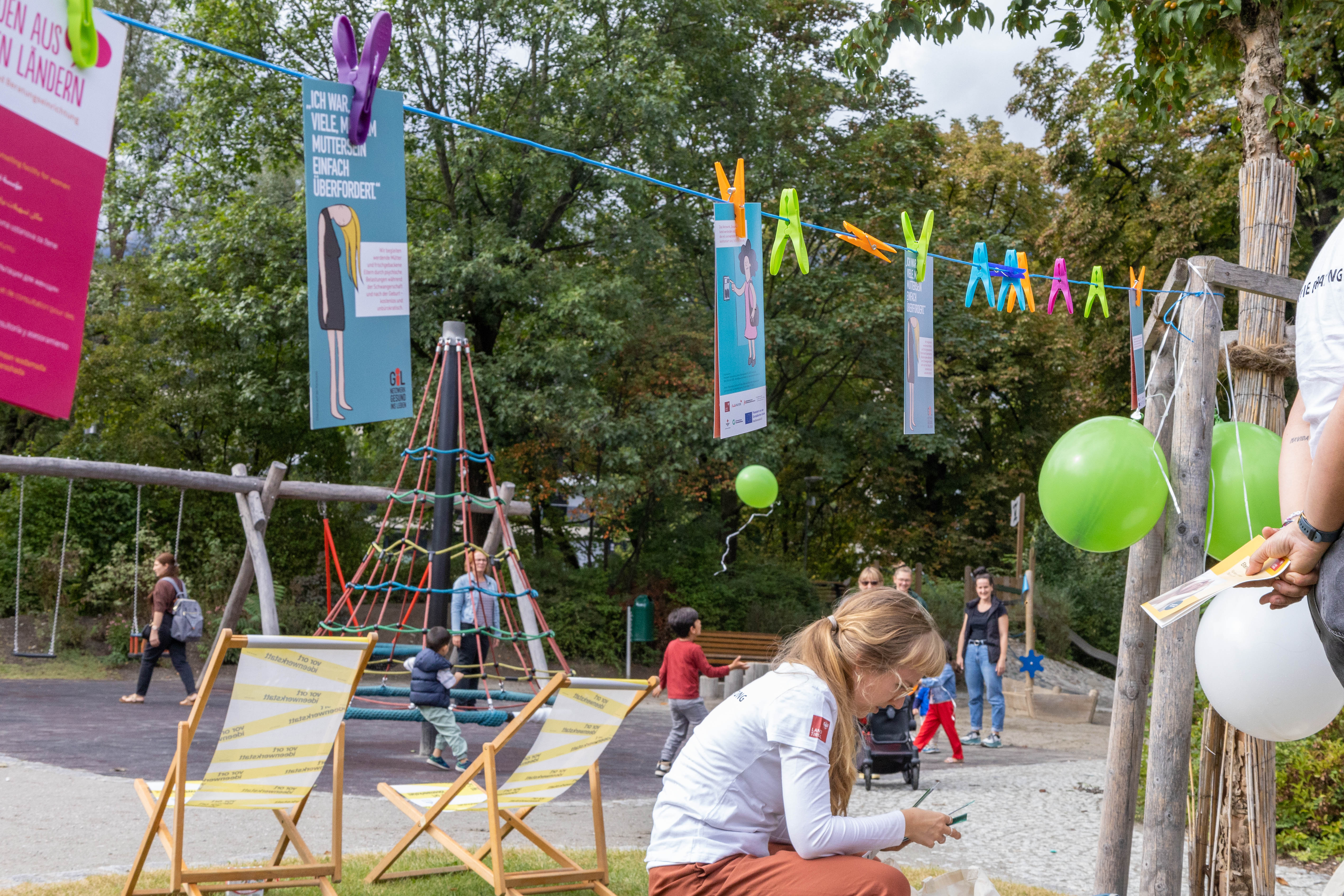 Mit Eltern ins Gespräch zu kommen ist das Ziel der „Mobilen Familienberatung“, die auch heuer wieder auf verschiedenen Spielplätzen in Innsbruck stattfindet. Kürzlich fand der dritte mobile Beratungstermin des Jahres im städtischen Rapoldipark statt. Vor Ort waren auch Integrationsstadträtin Janine Bex (2. v. r.), Referatsleiterin Nicola Köfler (3. v. l., Referat Strategie und Integration), Dagmar Fink (3. v. r.) und Kathrin Mauracher (r.) von der Elternberatung des Landes Tirol, Christine Gutweniger (l., Frauen aus allen Ländern) sowie Iris Tiemann (2. v.l., Gesund ins Leben). Das Angebot ist ein Projekt der Stadt Innsbruck (Stadtplanung, Mobilität und Integration) und des Teilhabe-Netzwerks FiFi (Familien im Fokus Innsbruck). Es sollen vor allem Familien erreicht werden, die meist nur wenig bis keinen Zugang zu den vorhandenen Beratungsangeboten haben. 

2024 werden folgende Einrichtungen im Rahmen der Mobilen Beratung auf den Innsbrucker Spielplätzen sein und mit allen interessierten Familien ins Gespräch kommen: Eltern Kind Zentrum, Elternberatung Land Tirol, Gesund ins Leben, Frauen aus allen Ländern, Lilawohnt und inbus. Die Kinder dürfen sich auf den Spielebus freuen. Zum Netzwerk FiFi gehören insgesamt 15 Einrichtungen, Institutionen, Vereine und Projekte, die in der Familienarbeit, Beratung, Begleitung und Unterstützung mit Familien in Innsbruck und Tirol arbeiten. Ziel von FiFi ist es, ausgrenzungsgefährdeten bzw. ökonomisch weniger privilegierten Familien in Innsbruck Teilhabe zu ermöglichen.