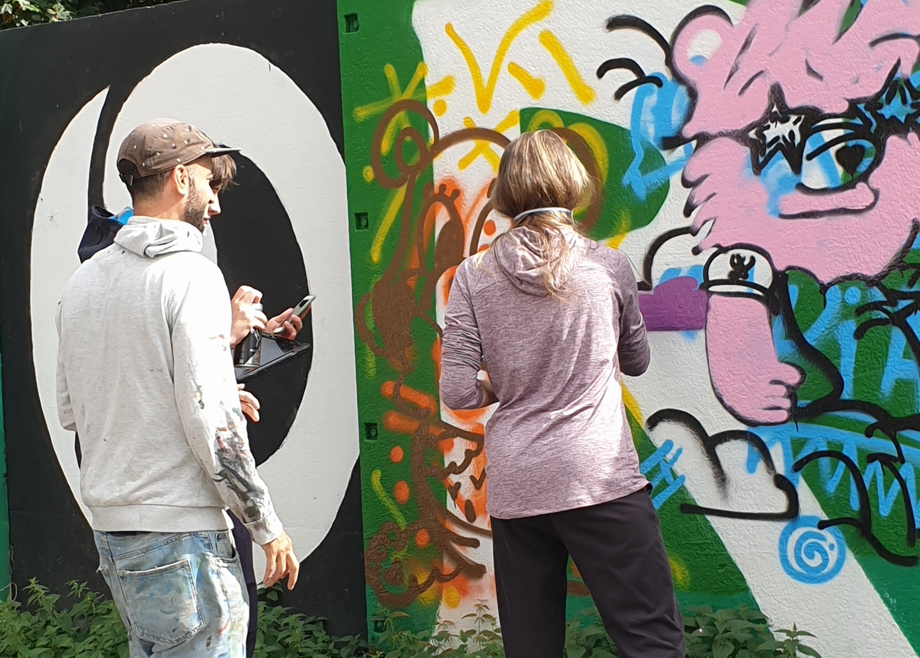 Bei einem Workshop mit dem Künstler am 9. September konnten Jugendliche die Mauer beim Tivoli künstlerisch mitgestalten.
