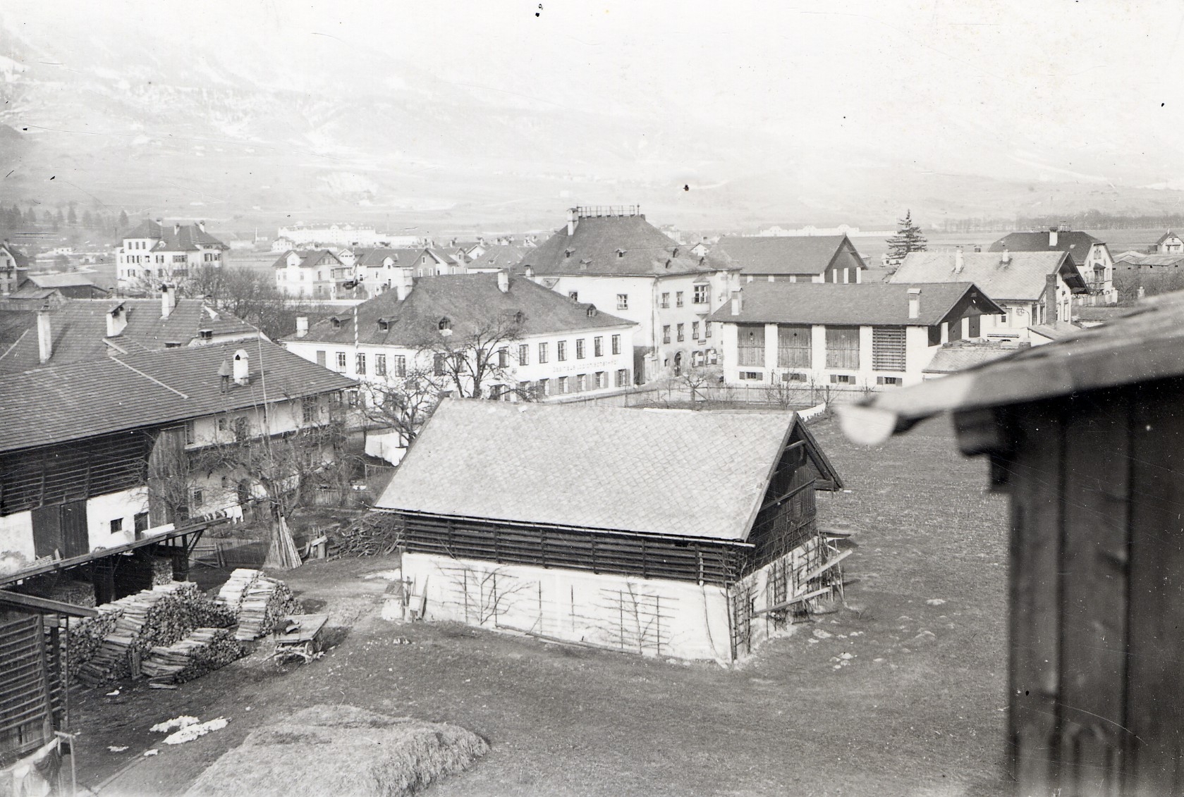 Pradl, Gasthaus Lodronischer Hof, Leopardischlössl und Dodlansitz, im Hintergrund die Pembauerstraße. Um 1910.