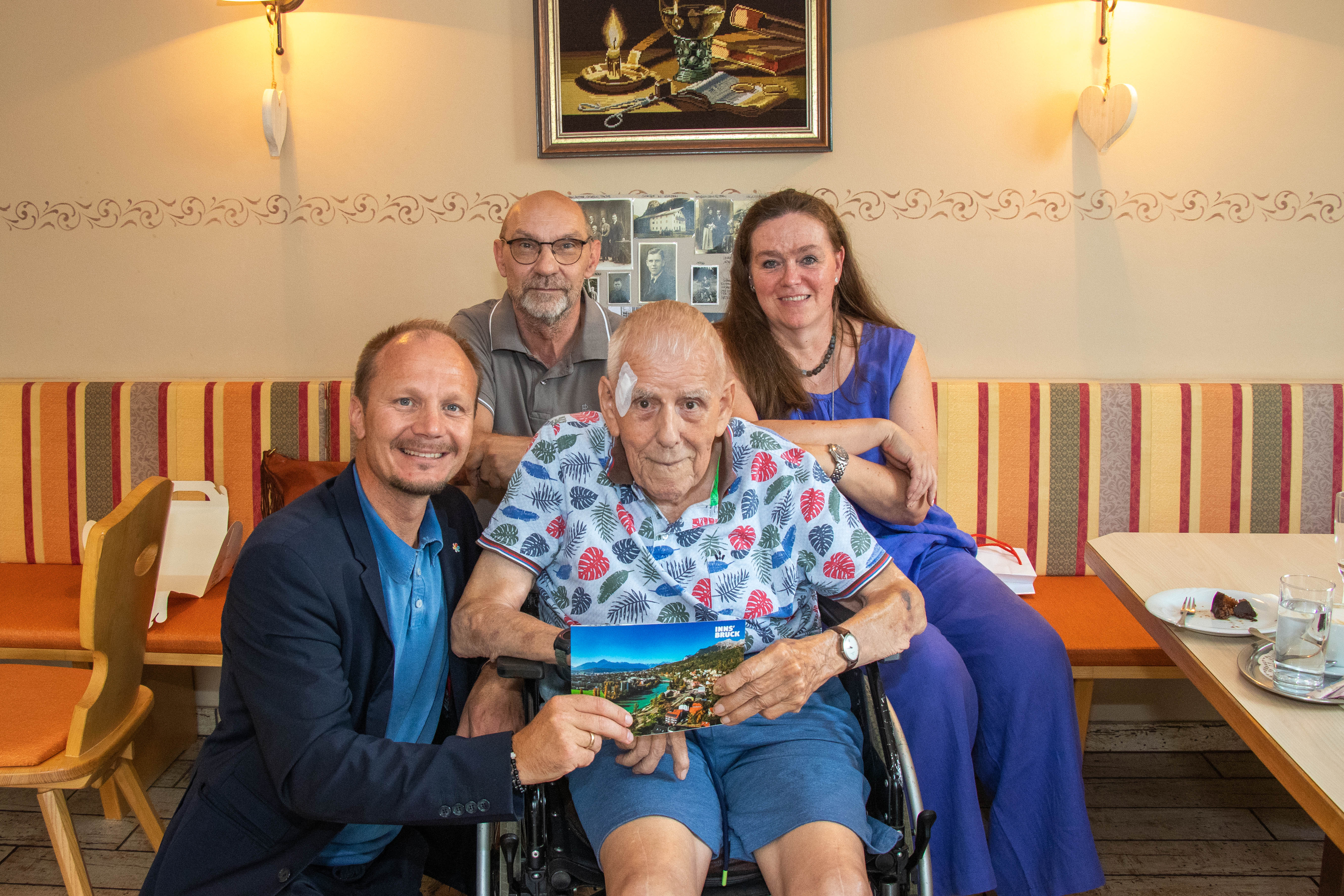 Bürgermeister Johannes Anzengruber gratulierte Alois Löffler zu seinem 102. Geburtstag, begleitet von dessen Tochter und ihrem Lebensgefährten.